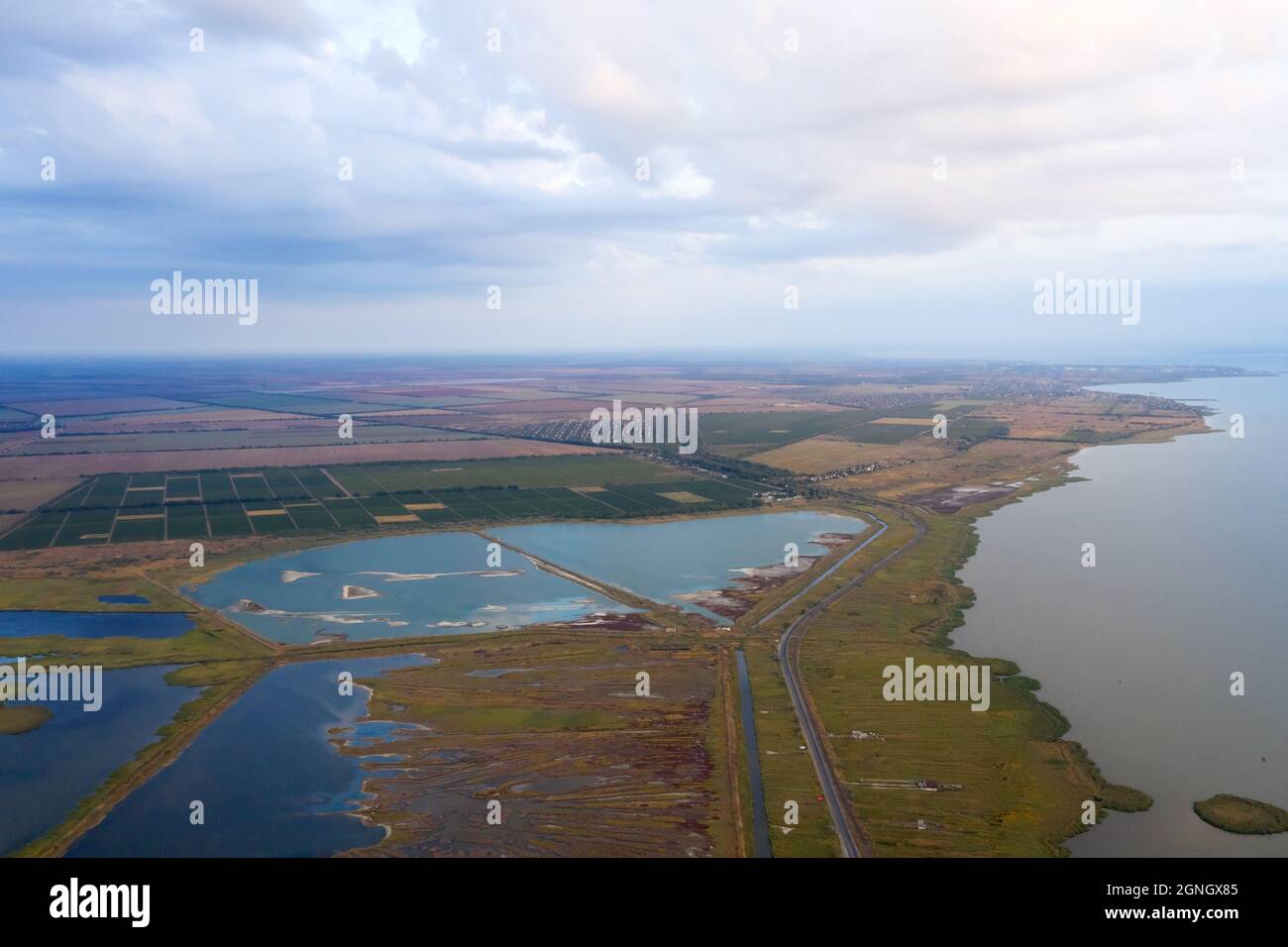 Delta del Dniester. Terra agricola, luoghi per l'allevamento di specie ittiche pregiate. Vista dall'alto, vista aerea, drone, quadricottero. Inizio autunno alba. Foto Stock