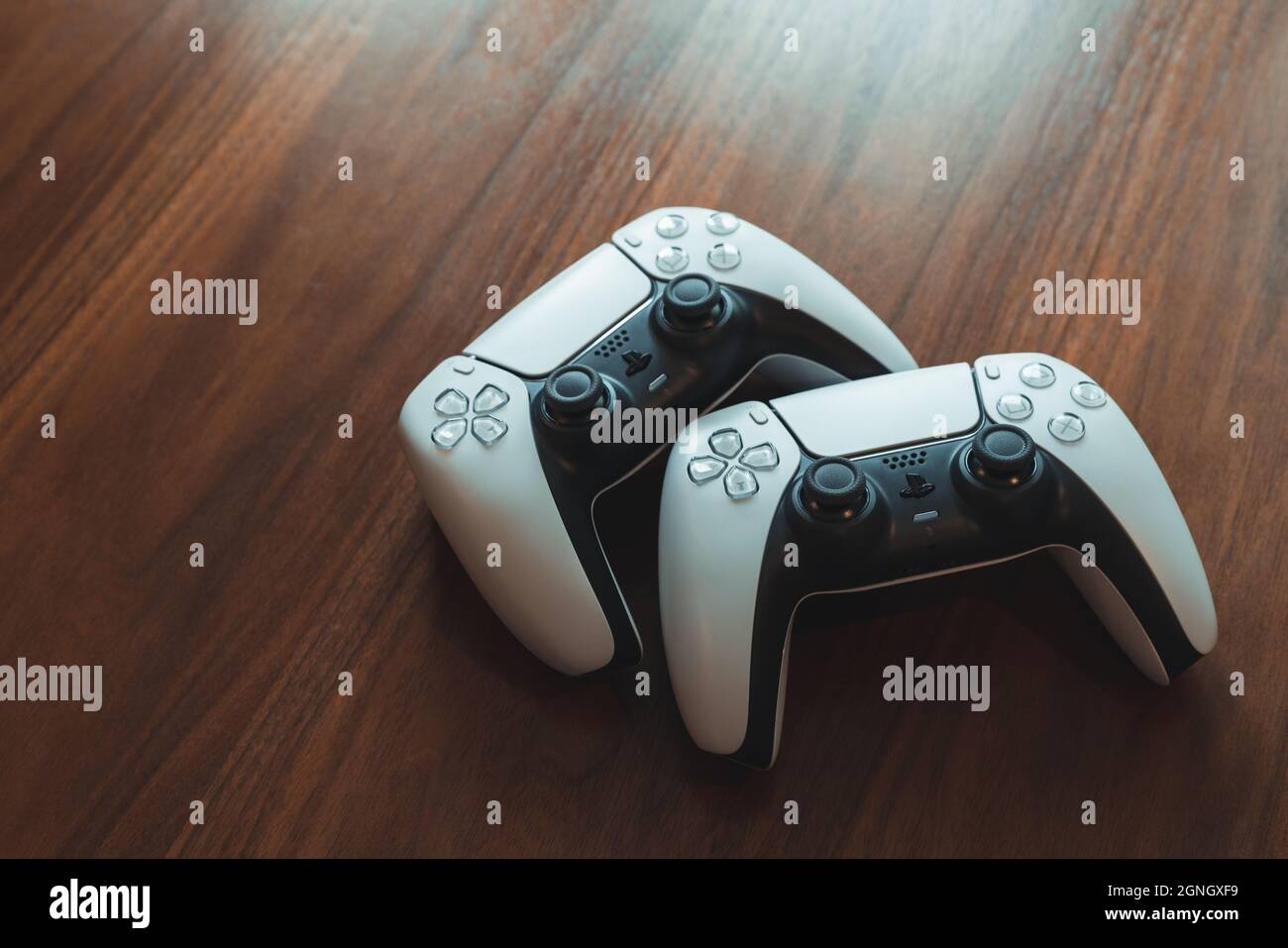Londra, Regno Unito - 25 maggio 2021: Primo piano di due controller  PlayStation 5 (PS5) su un tavolo in legno. PlayStation 5 è l'ultima console  di videogiochi di Sony r Foto stock - Alamy