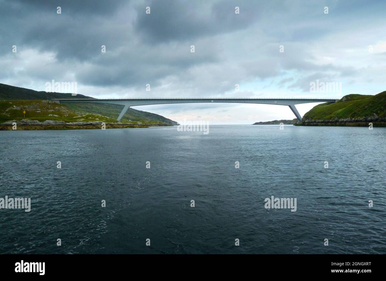 Ponte di Scalpay, Isola di Scalpay, Ebridi esterne, Scozia, Regno Unito. Vista da est verso ovest sul ponte 2011 Foto Stock