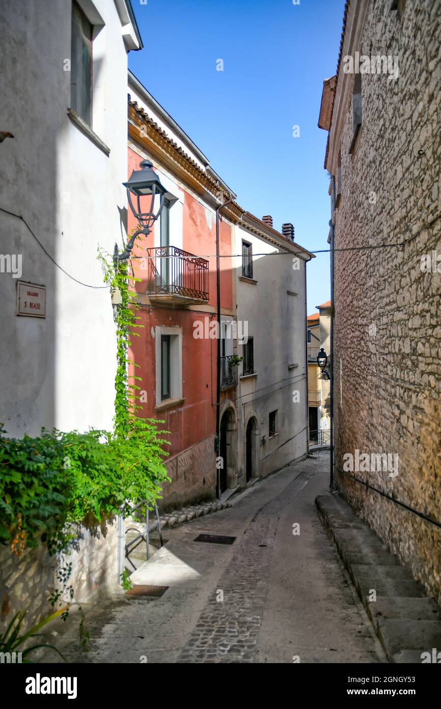 Una stradina a Monteroduni, cittadina medievale della regione del Molise, Italia. Foto Stock