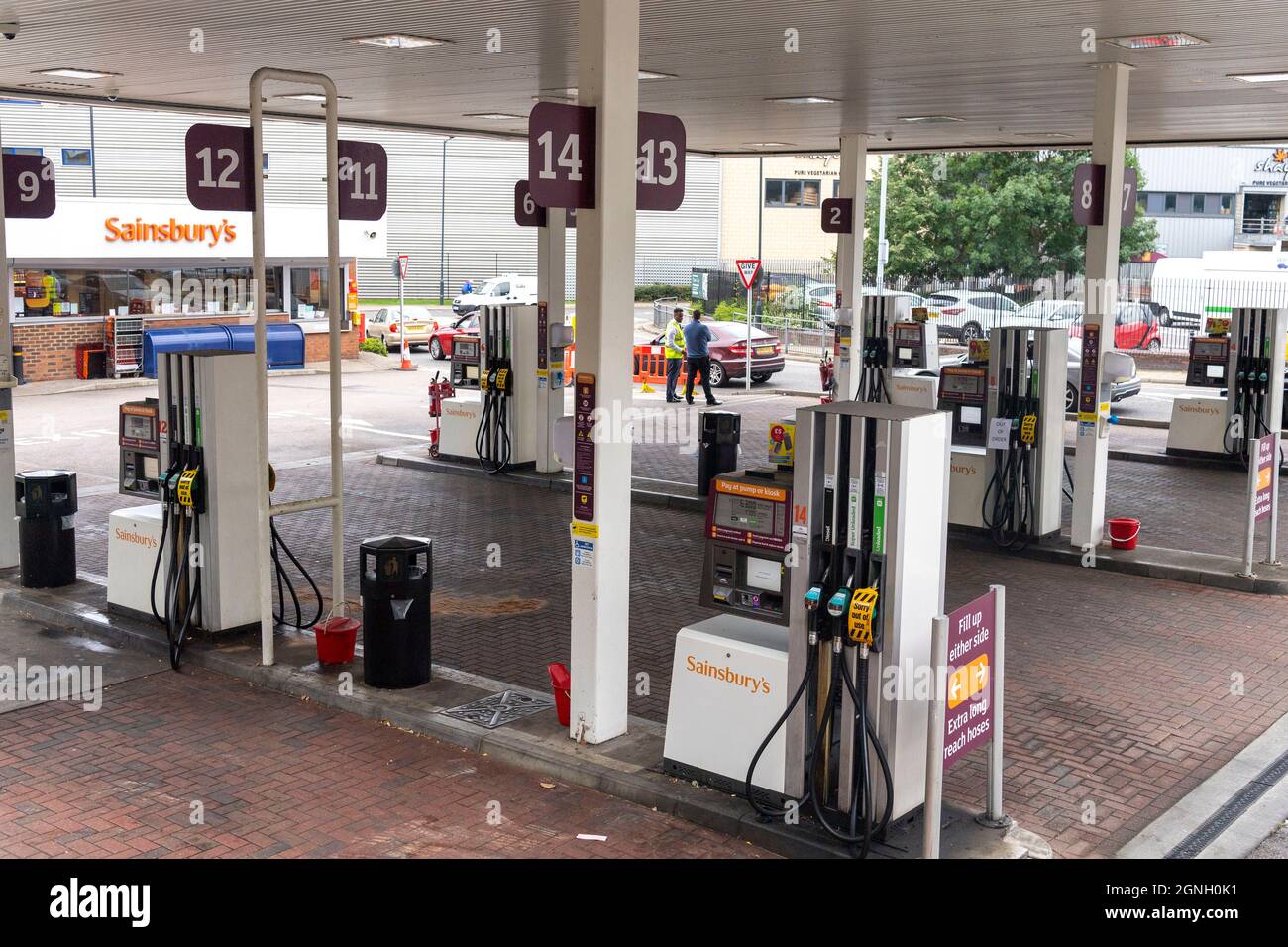 Londra, Regno Unito. 25 Settembre 2021. La foto scattata il 25 settembre 2021 mostra una stazione di servizio chiusa a Londra, in Gran Bretagna. Secondo la BBC, un regime di visti temporanei per facilitare il lavoro degli autotrasportatori stranieri nel Regno Unito è di tre mesi, che terminerà alla vigilia di Natale. Una carenza di conducenti ha interrotto le consegne di carburante, con la chiusura di alcune stazioni di benzina, e la formazione di code. Credit: Ray Tang/Xinhua/Alamy Live News Foto Stock