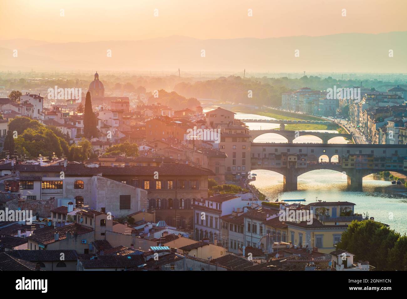 Colorato paesaggio urbano serale di Firenze, Italia, Europa. Bellissimo ponte medievale ad arco di origine romana - Ponte Vecchio sul fiume Arno.riv Foto Stock
