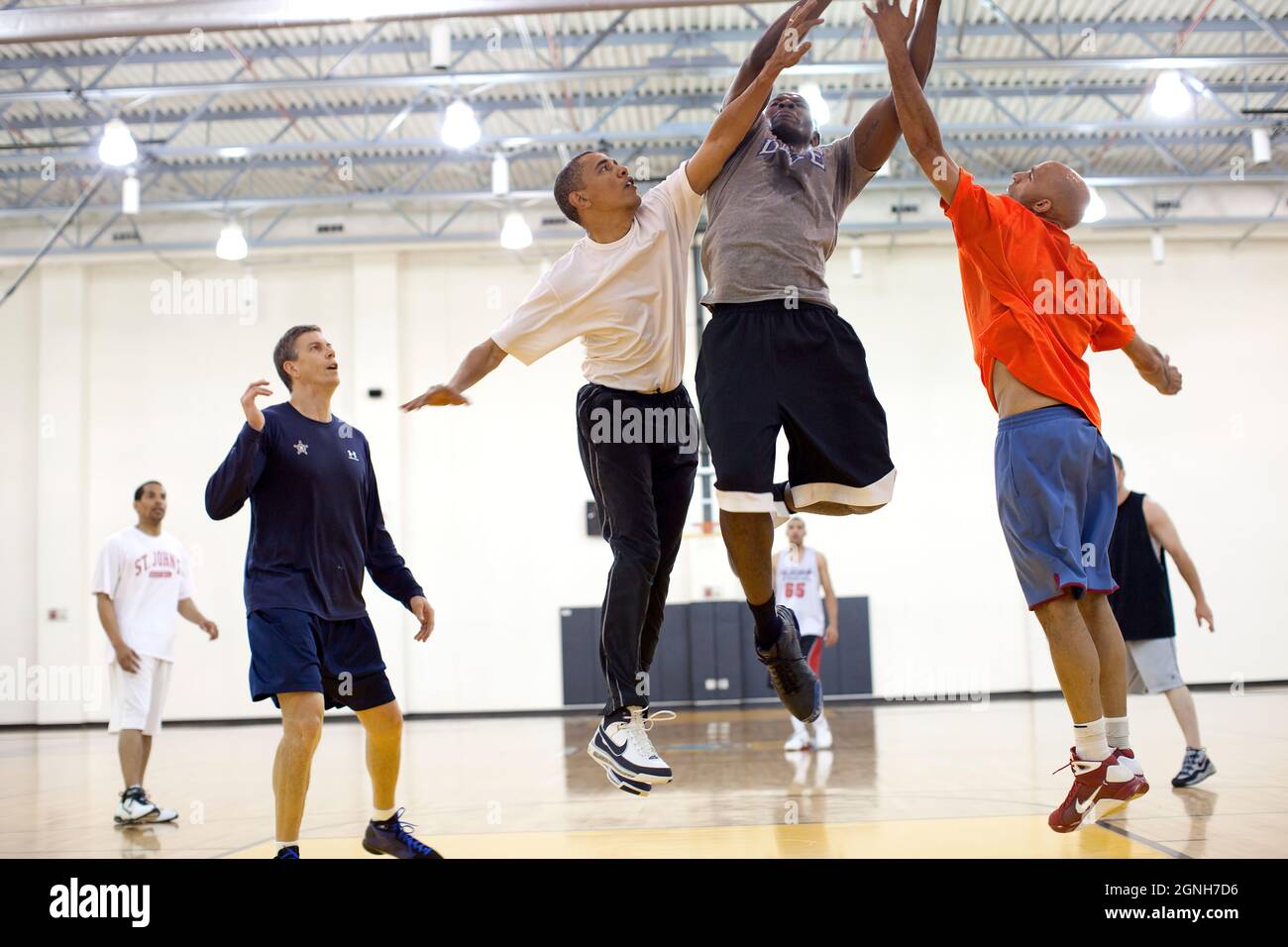 Il presidente Barack Obama tenta di bloccare un colpo da parte del personale aiutante Reggie Love, durante una partita di basket a Fort McNair a Washington, D.C. , 16 maggio 2010. Il Segretario dell'Educazione Arne Duncan, a sinistra, guarda il gioco. (Foto ufficiale della Casa Bianca di Pete Souza) questa fotografia ufficiale della Casa Bianca è resa disponibile solo per la pubblicazione da parte delle organizzazioni di notizie e/o per uso personale la stampa dal soggetto(i) della fotografia. La fotografia non può essere manipolata in alcun modo e non può essere utilizzata in materiali commerciali o politici, pubblicità, e-mail, prodotti, promozioni che in qualsiasi modo s Foto Stock