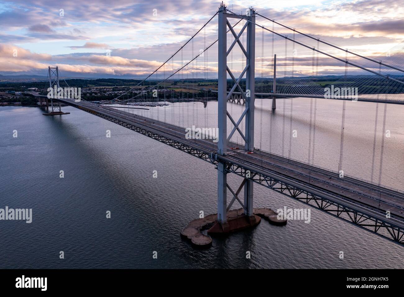 South Queensferry, Eaglesham, Scozia, Regno Unito. 25 Settembre 2021. NELLA FOTO: Vista aerea con droni dei ponti Forth. Forth Road Bridge visto senza traffico. Poiché una crepa è stata scoperta in parte della struttura dei ponti e successivamente riparata, il ponte aveva visto il traffico leggero, con il nuovo Queensferry Crossing in costruzione, che ora prende la maggior parte dei veicoli, il Forth Road Bridge ancora prende autobus e taxi. Credit: Colin Fisher/Alamy Live News Foto Stock