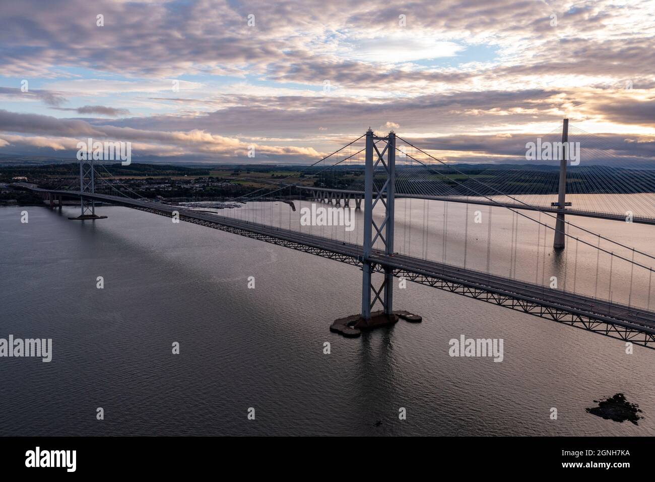 South Queensferry, Eaglesham, Scozia, Regno Unito. 25 Settembre 2021. NELLA FOTO: Vista aerea con droni dei ponti Forth. Forth Road Bridge visto senza traffico. Poiché una crepa è stata scoperta in parte della struttura dei ponti e successivamente riparata, il ponte aveva visto il traffico leggero, con il nuovo Queensferry Crossing in costruzione, che ora prende la maggior parte dei veicoli, il Forth Road Bridge ancora prende autobus e taxi. Credit: Colin Fisher/Alamy Live News Foto Stock