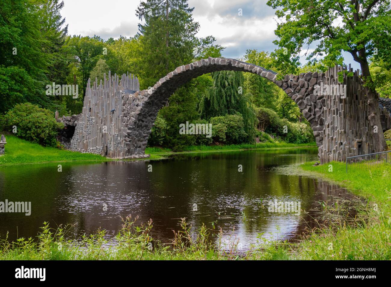 Kromlauer Park con il famoso Rakotzbrücke in Sassonia Germania / Kromlauer Park mit der weltberühmten Rakotzbrücke in Sachsen Deutschland Foto Stock