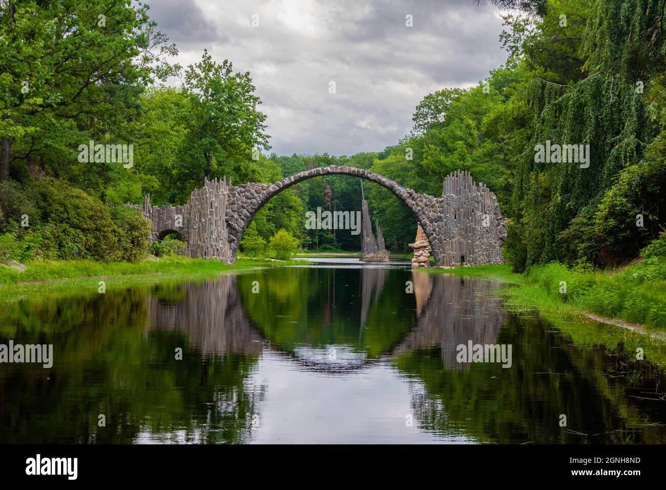 Kromlauer Park con il famoso Rakotzbrücke in Sassonia Germania / Kromlauer Park mit der weltberühmten Rakotzbrücke in Sachsen Deutschland Foto Stock