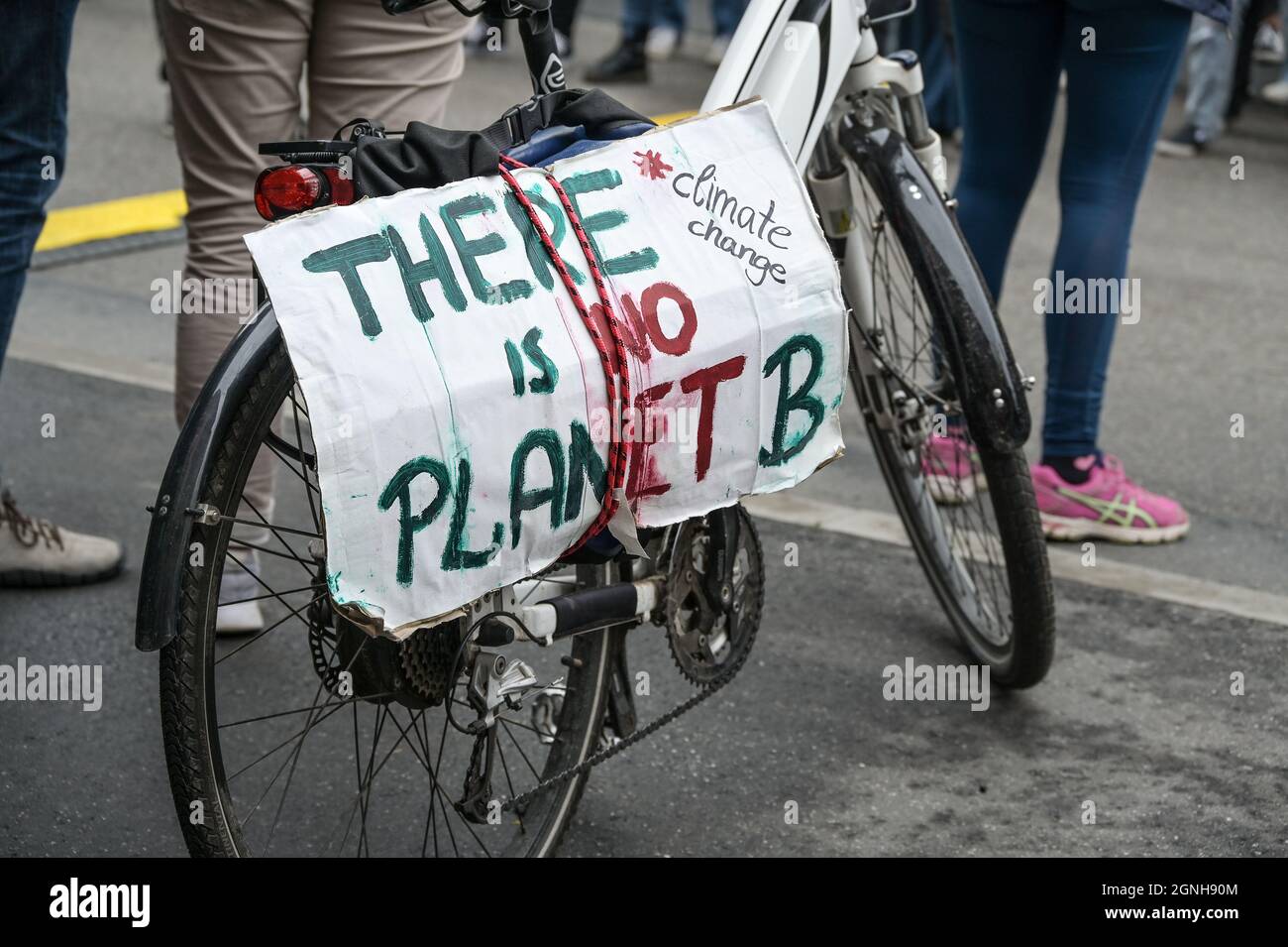 Lubeck, Germania, 24 settembre 2021: Slogan non c'è pianeta B scritto su un cartone e attaccato ad una bicicletta sul Venerdì globale per il futuro dem Foto Stock