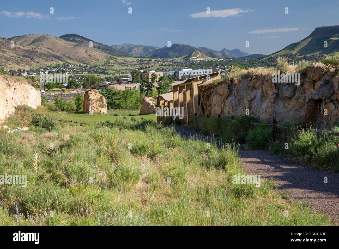 Golden, Colorado - il percorso Triceratops. Il sentiero nella periferia di Denver consente l'accesso alle impronte dei dinosauri e tracce di altri animali e piante Foto Stock