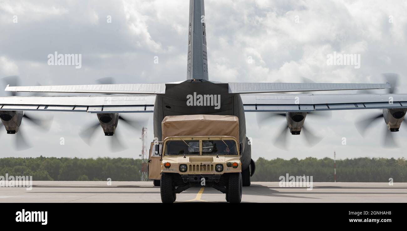 Un humvee è caricato in un aereo dell'aeronautica americana C-130J Super Hercules durante un rodeo annuale a Podidz, Polonia, 24 settembre 2021 durante il distacco di rotazione dell'aviazione 21-4. I rodei contengono una serie di eventi tra i membri dei servizi polacchi e americani che creano una competizione amichevole e aumentano l'interoperabilità. (STATI UNITI Air Force foto di Airman Edgar Grimaldo) Foto Stock