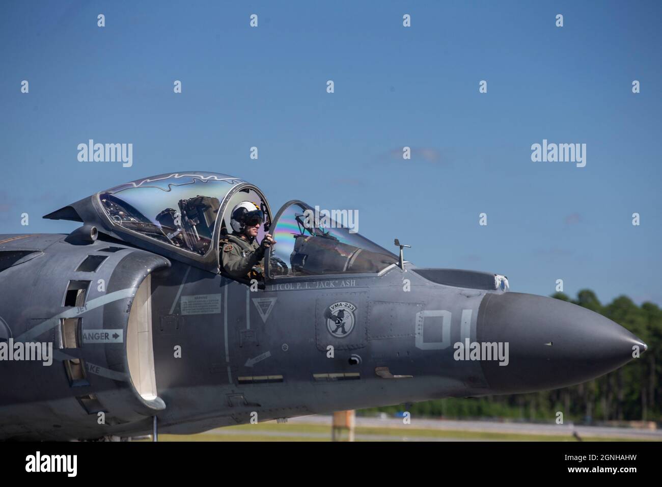 Phillip Ash, un pilota AV-8B Harrier II, con attacco marino Squadron 223, siede nell'abitacolo di un AV-8B Harrier II durante il 2021 Air Show alla Marine Corps Air Station Cherry Point, North Carolina, 25 settembre, 2021.The Air show è MCAS Cherry Point e il 2D Marine Aircraft Wing immenso, evento di copertura della comunità che è una dimostrazione di apprezzamento per i suoi vicini regionali e partner della comunità per il loro supporto duraturo nel successo della missione. (STATI UNITI Foto del corpo marino di CPL. Yuritzy Gomez) Foto Stock