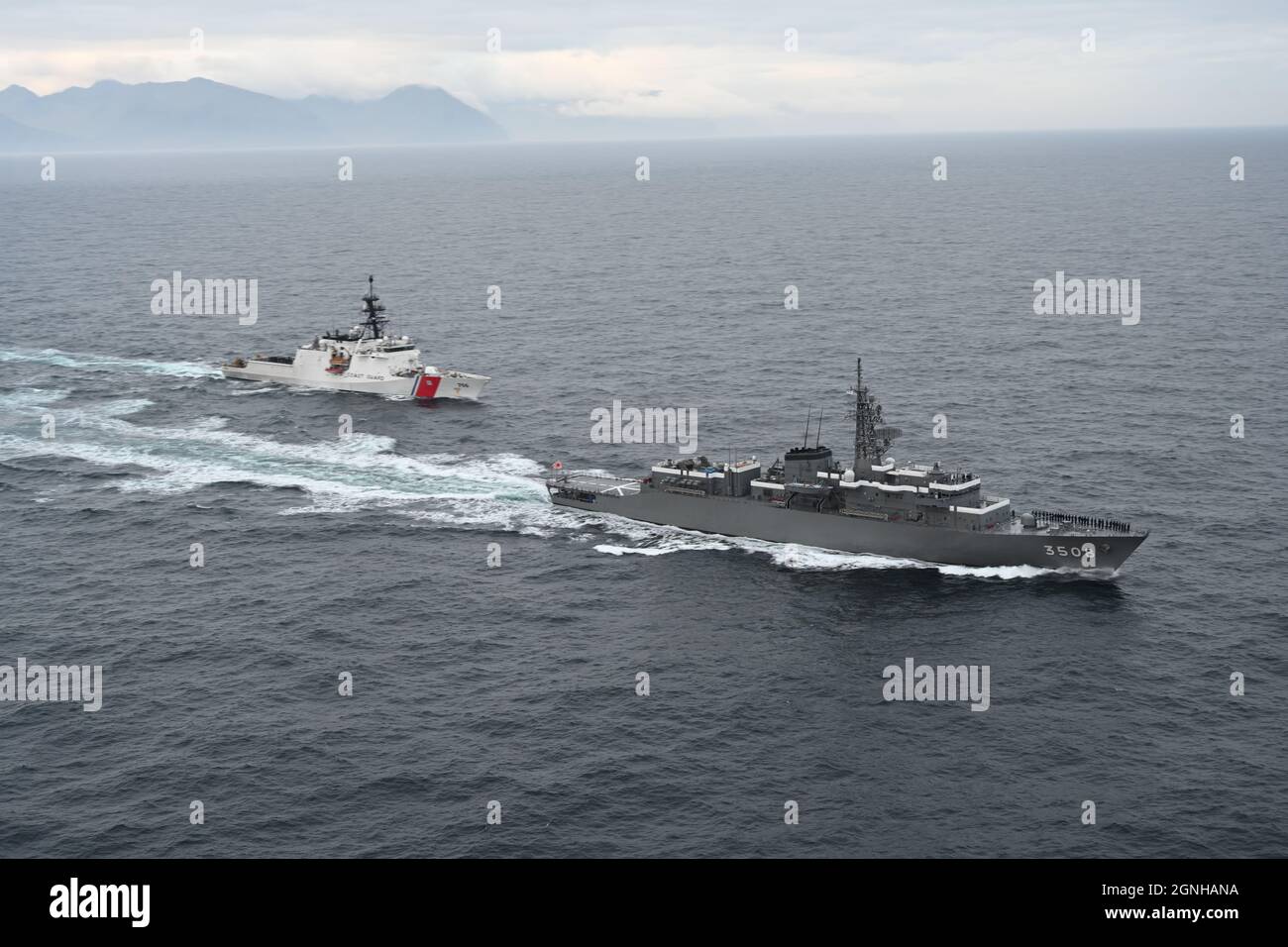 Il Cutter della Guardia Costiera degli Stati Uniti Kimball e la nave da addestramento navale del Giappone Kashima transitano insieme durante un'esercitazione marittima vicino a Porto Olandese, Alaska, il 20 settembre 2021. Nel corso dell'ultimo anno, gli Stati Uniti e il Giappone hanno rafforzato sempre più le loro relazioni in ambito marittimo attraverso la missione condivisa delle forze militari speciali di difesa giapponesi e della Guardia Costiera degli Stati Uniti. Foto della Guardia Costiera degli Stati Uniti. Foto Stock