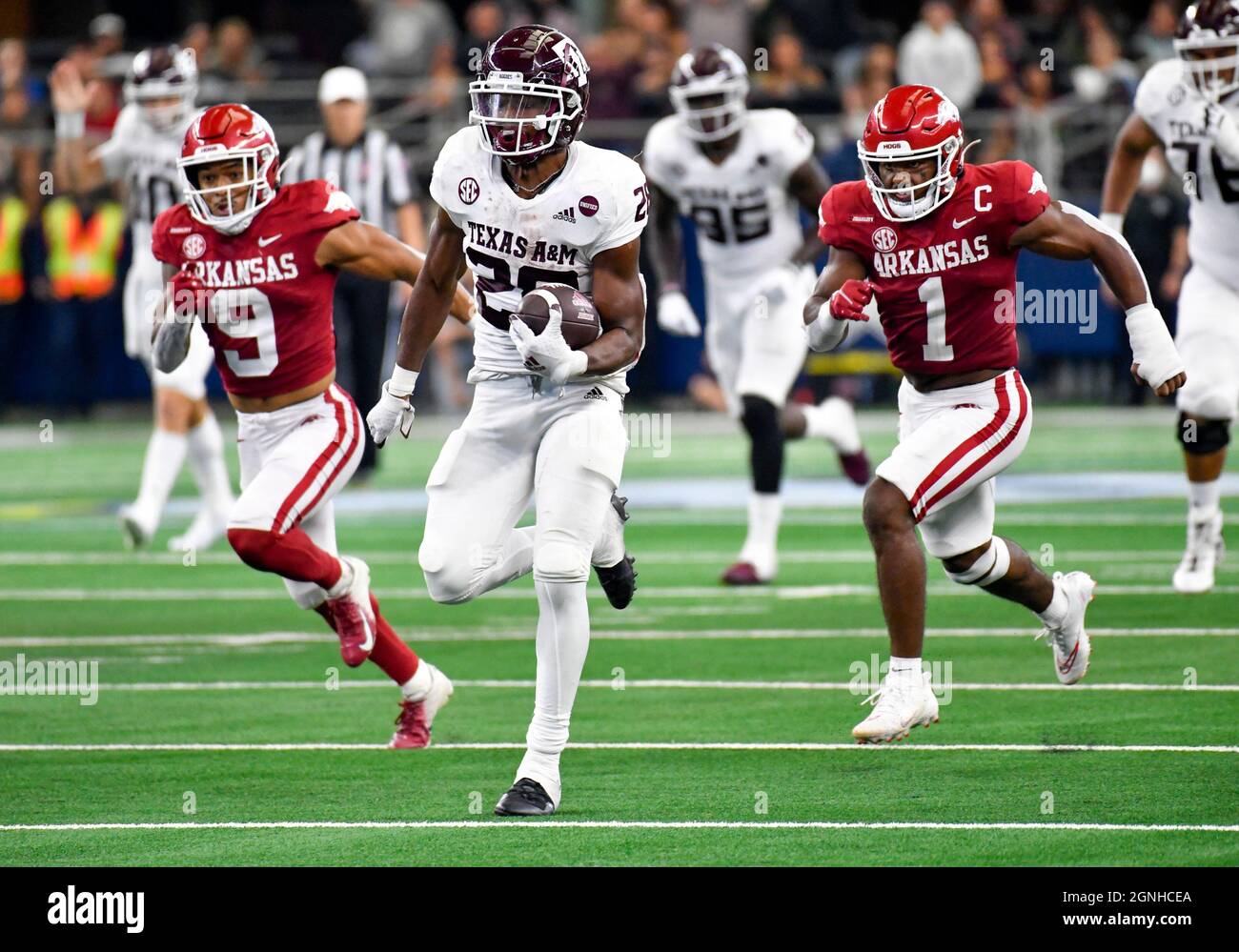 25 settembre 2021: Il Texas A&M che torna indietro Isaiah Spiller #28 si rompe per una corsa di touchdown di 67 yarde nel terzo trimestre durante la NCAA Southwest Classic Football Game tra il Texas A&M Aggies e l'Arkansas Razorbacks all'AT&T Stadium di Arlington, Texas Arkansas, sconfisse il Texas A&M 20-10 Albert Pena/CSM Foto Stock