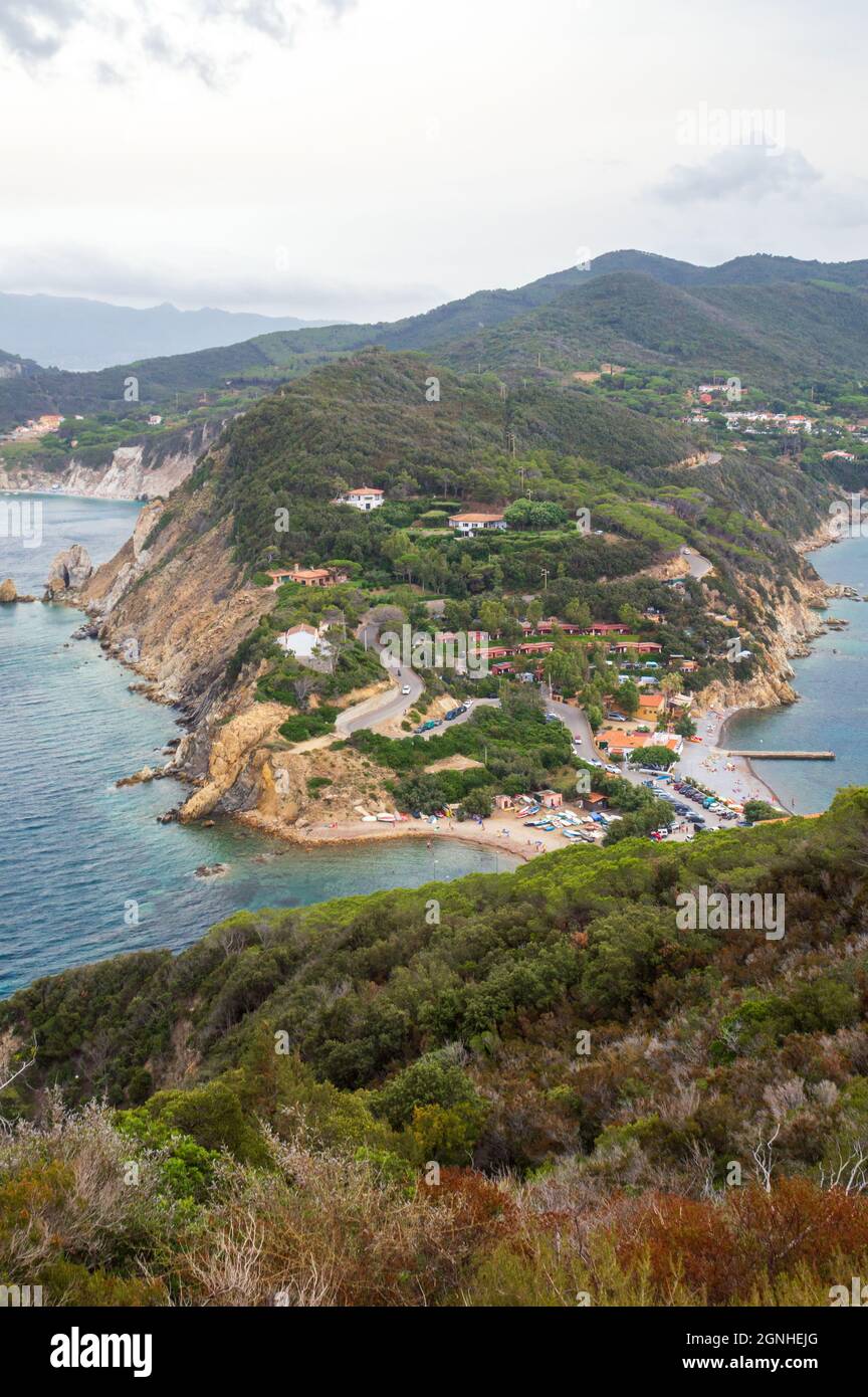 Veduta aerea della piccola penisola settentrionale dell'isola d'Elba vista dalla cima del Monte Enfola, tipica vegetazione mediterranea e paesaggio roccioso Foto Stock