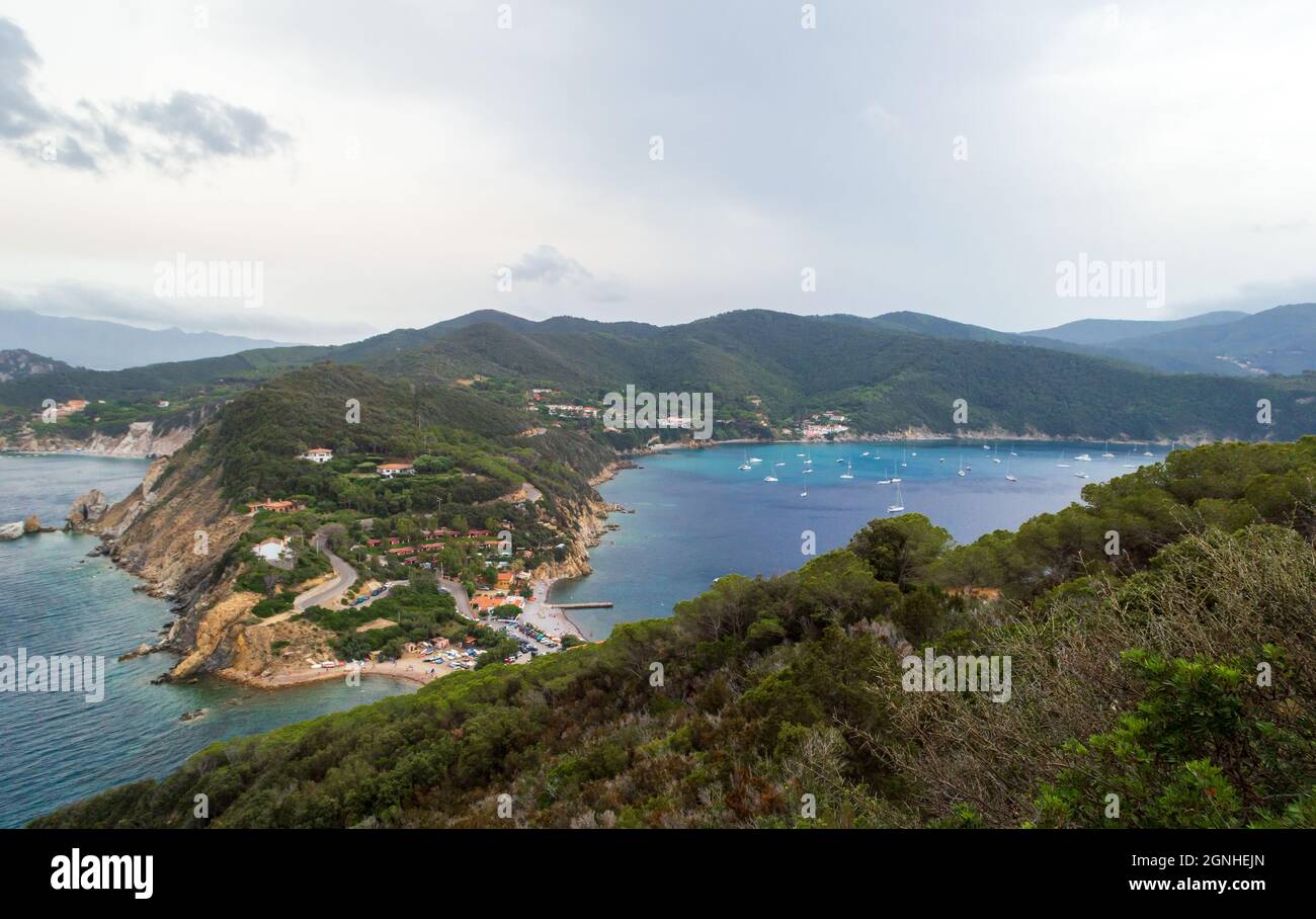 Veduta aerea della piccola penisola settentrionale dell'isola d'Elba vista dalla cima del Monte Enfola, tipica vegetazione mediterranea e paesaggio roccioso Foto Stock