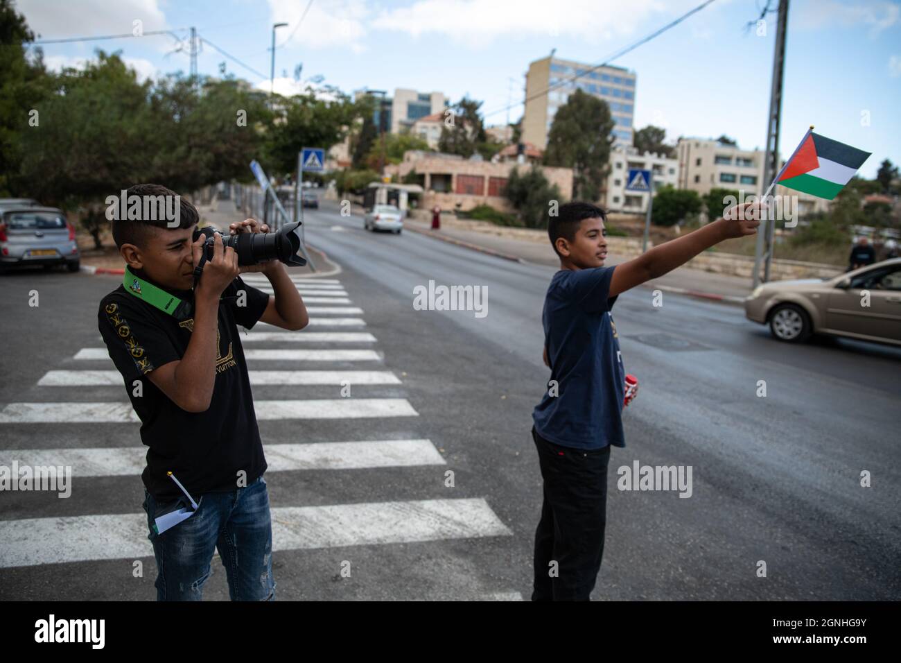 I poliziotti israeliani e i soldati di pattuglia di frontiera dell'IDF arrestano i manifestanti israeliani per aver sventolato le bandiere palestinesi nella protesta di solidarietà settimanale a Sheikh Jarrah. Anche se il ministro della sicurezza interna aveva ordinato alla polizia di fermare la confisca violenta un mese fa, gli ordini non vengono applicati sul campo. Il protestore è stato trattato in un pronto soccorso a causa di lesioni alla testa. Gerusalemme, Israele. 24 settembre 2021. Credit: Matan Golan/Alamy Live News Foto Stock