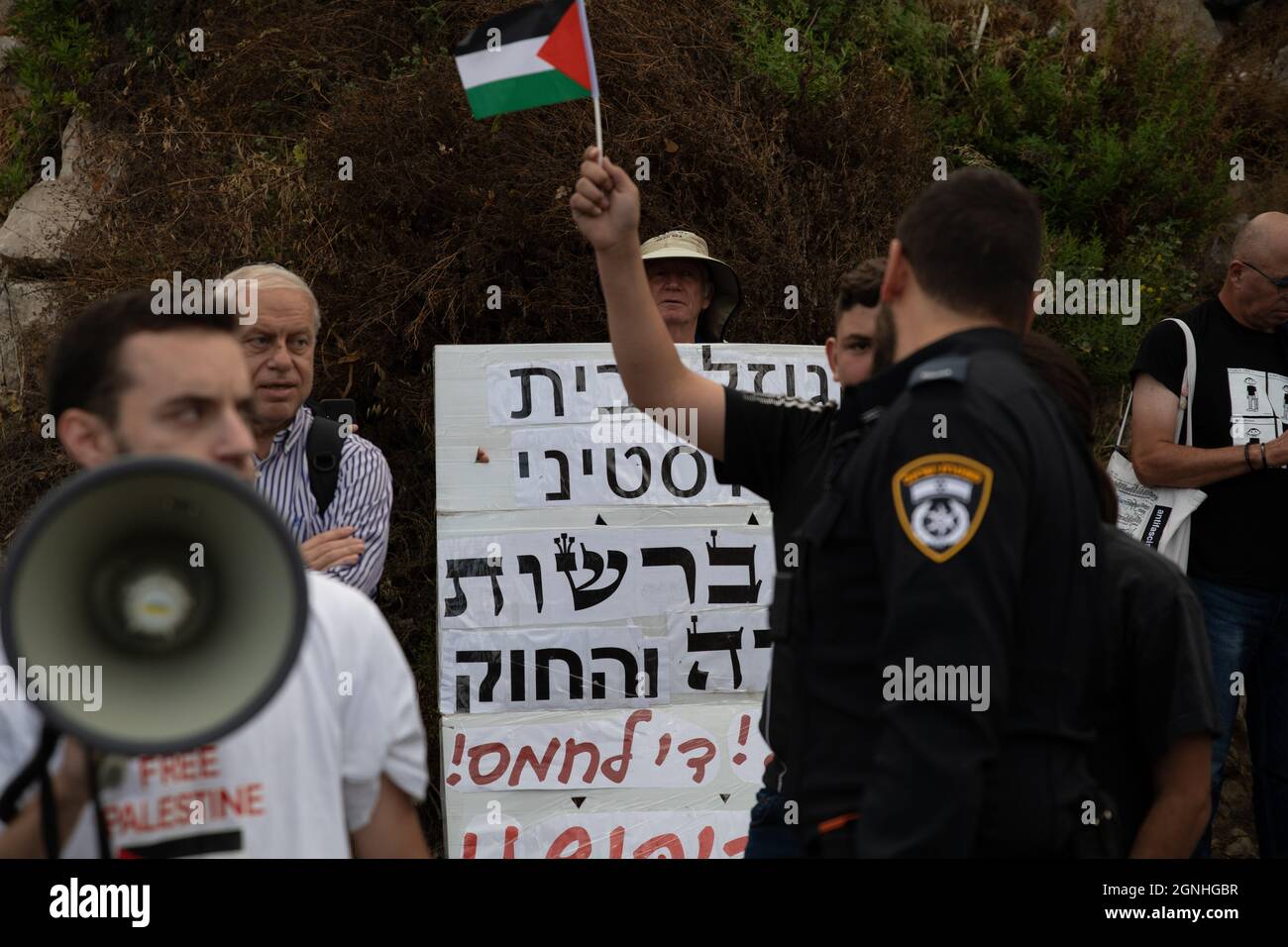 I poliziotti israeliani e i soldati di pattuglia di frontiera dell'IDF arrestano i manifestanti israeliani per aver sventolato le bandiere palestinesi nella protesta di solidarietà settimanale a Sheikh Jarrah. Anche se il ministro della sicurezza interna aveva ordinato alla polizia di fermare la confisca violenta un mese fa, gli ordini non vengono applicati sul campo. Il protestore è stato trattato in un pronto soccorso a causa di lesioni alla testa. Gerusalemme, Israele. 24 settembre 2021. Credit: Matan Golan/Alamy Live News Foto Stock