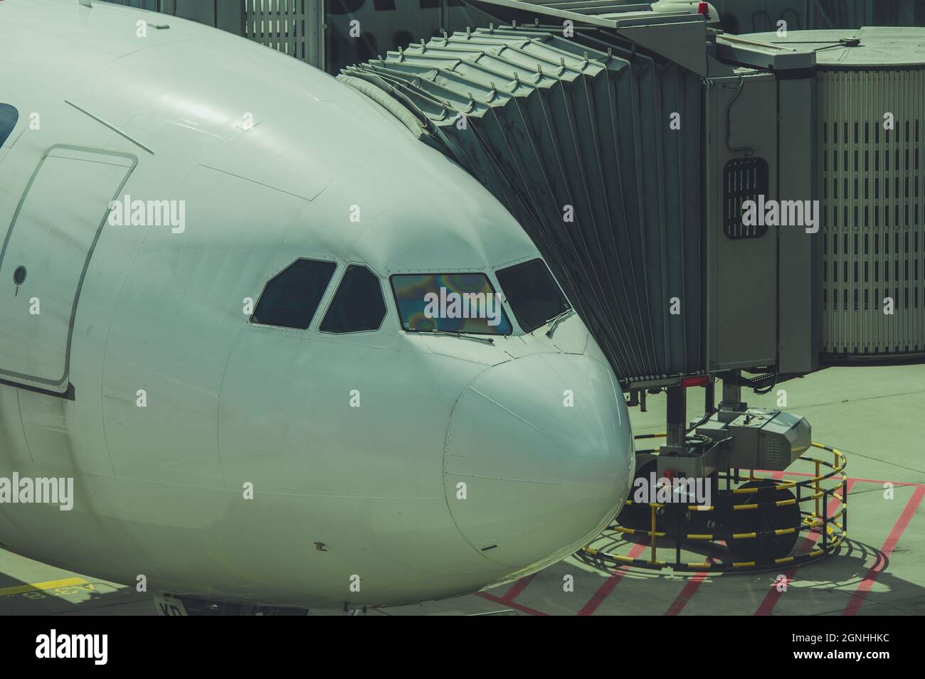 Tempo di imbarco in aereo. Cancello aperto per tutti i passeggeri. Velivolo fissato alla guaina Jet Bridge. Foto Stock