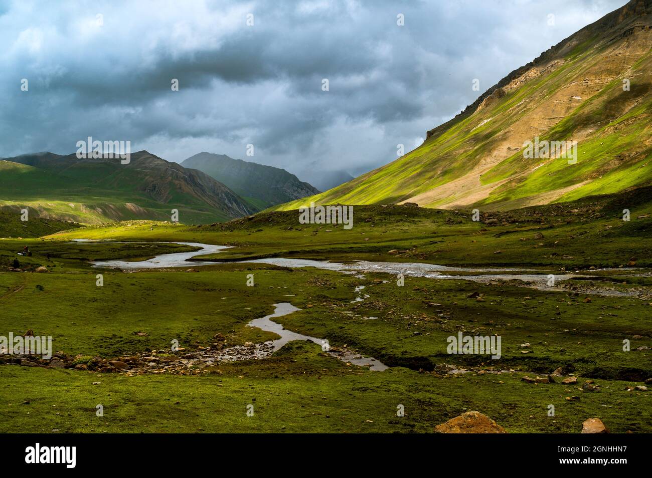 Paesaggio con cielo e nuvole. Verde prato paesaggio in alto in Himalaya. Grande Trek Lago nella valle del Kashmir. Montagne nelle vicinanze del lago Gangabal Foto Stock
