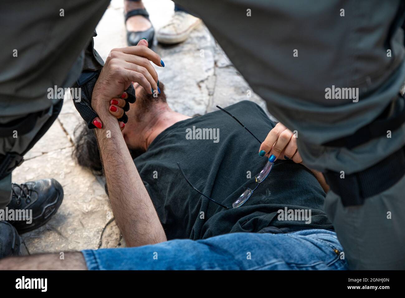 Sheikh Jarach, Israele. 24 settembre 2021. I poliziotti israeliani e i soldati di pattuglia di frontiera dell'IDF arrestano i manifestanti israeliani per aver sventolato le bandiere palestinesi nella protesta di solidarietà settimanale a Sheikh Jarrah. Anche se il ministro della sicurezza interna aveva ordinato alla polizia di fermare la confisca violenta un mese fa, gli ordini non vengono applicati sul campo. Il protestore è stato trattato in un pronto soccorso a causa di lesioni alla testa. Gerusalemme, Israele. 24 settembre 2021. (Foto di Matan Golan/Sipa USA) Credit: Sipa USA/Alamy Live News Foto Stock