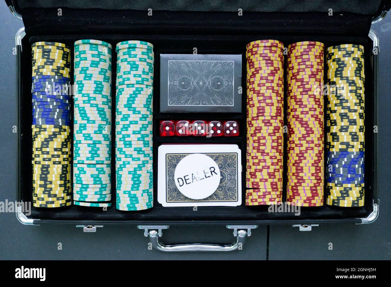 Casinò chip, roulette volumetrica e blackjack, poker di sport o denaro in contanti. Gioco d'azzardo e successo, vincitore e fortuna, tema di intrattenimento Foto Stock