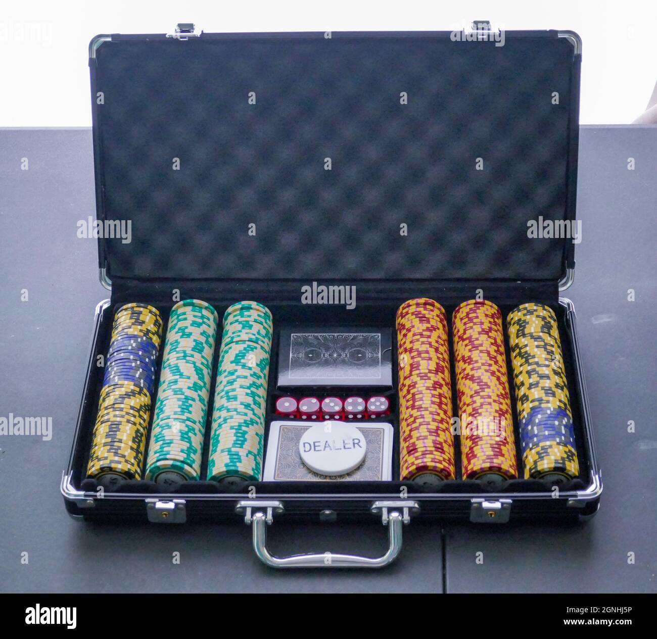 Casinò chip, roulette volumetrica e blackjack, poker di sport o denaro in contanti. Gioco d'azzardo e successo, vincitore e fortuna, tema di intrattenimento Foto Stock