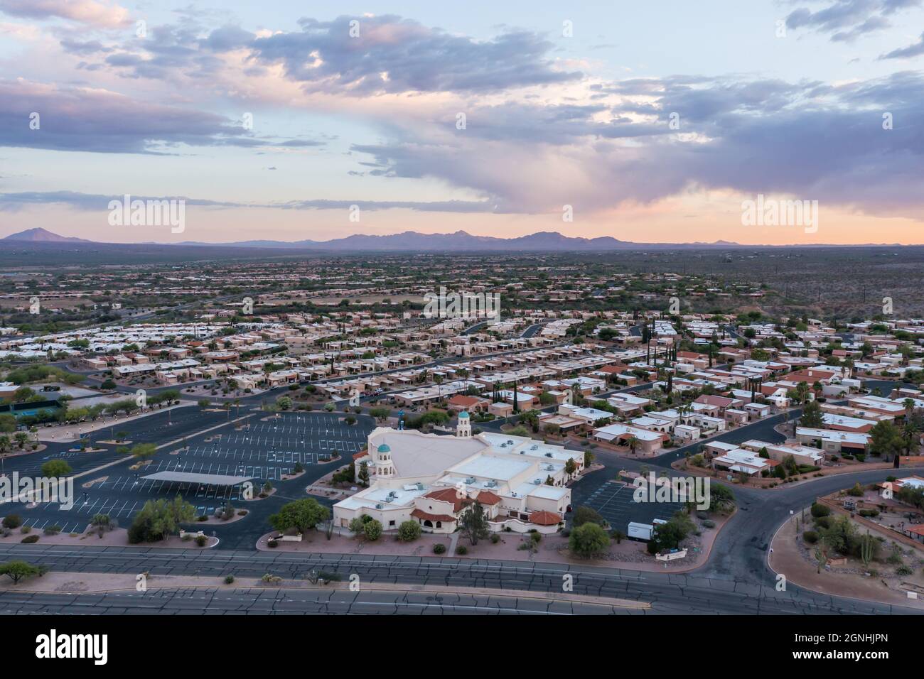 Vista della Comunità delle colline del deserto con la chiesa episcopale nella valle verde, Arizona Foto Stock