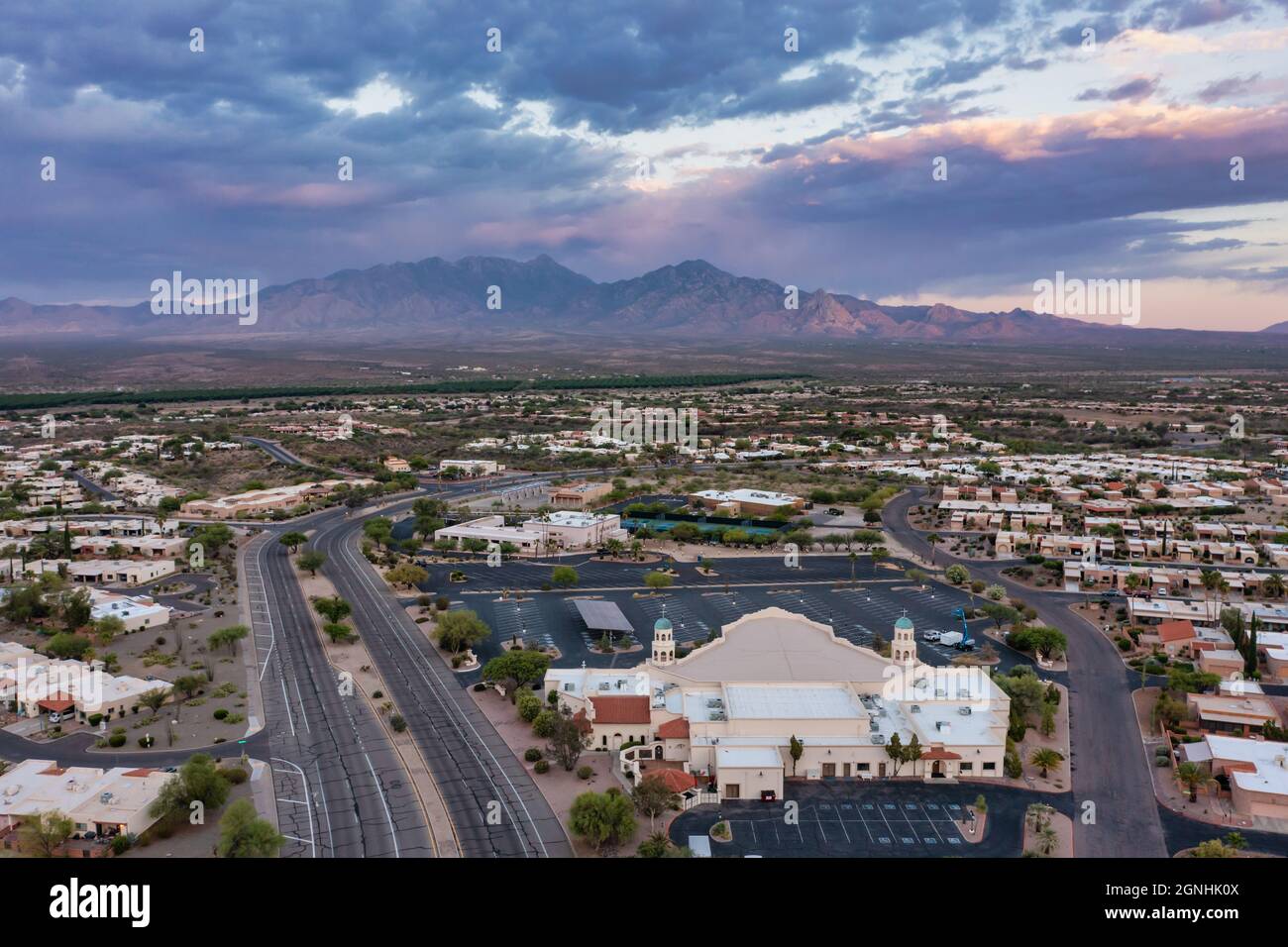 Green Valley è una comunità di pensionamento snowbird in Arizona. Vista aerea della città e delle montagne. Foto Stock
