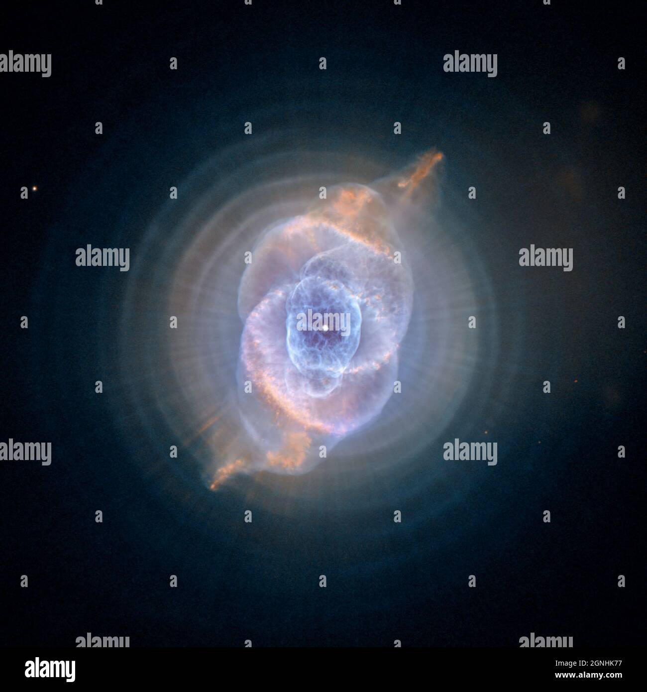 La Nebula dell'occhio del gatto (NGC 6543) è stata tra le prime nebulose planetarie mai scoperte, ed è una delle più complesse nebulose planetarie mai viste nello spazio. Una nebulosa planetaria si forma quando le stelle tipo Sole espellono delicatamente i loro strati gassosi esterni per formare nebulose luminose con forme intrecciati sorprendenti. Fonte immagine NASA/ESA Hubble Space Telescope Foto Stock