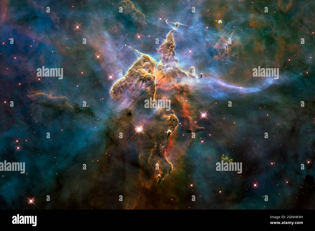 L'area di formazione delle stelle Mystic Mountain nella Carina Nebula. Esso scrofe le stelle che si formano nella polvere e i lunghi getti di polvere chiamati oggetti Herbig-Haro. Questi sono HH901 e H902. Fonte immagine NASA/ESA Hubble Space Telescope Foto Stock