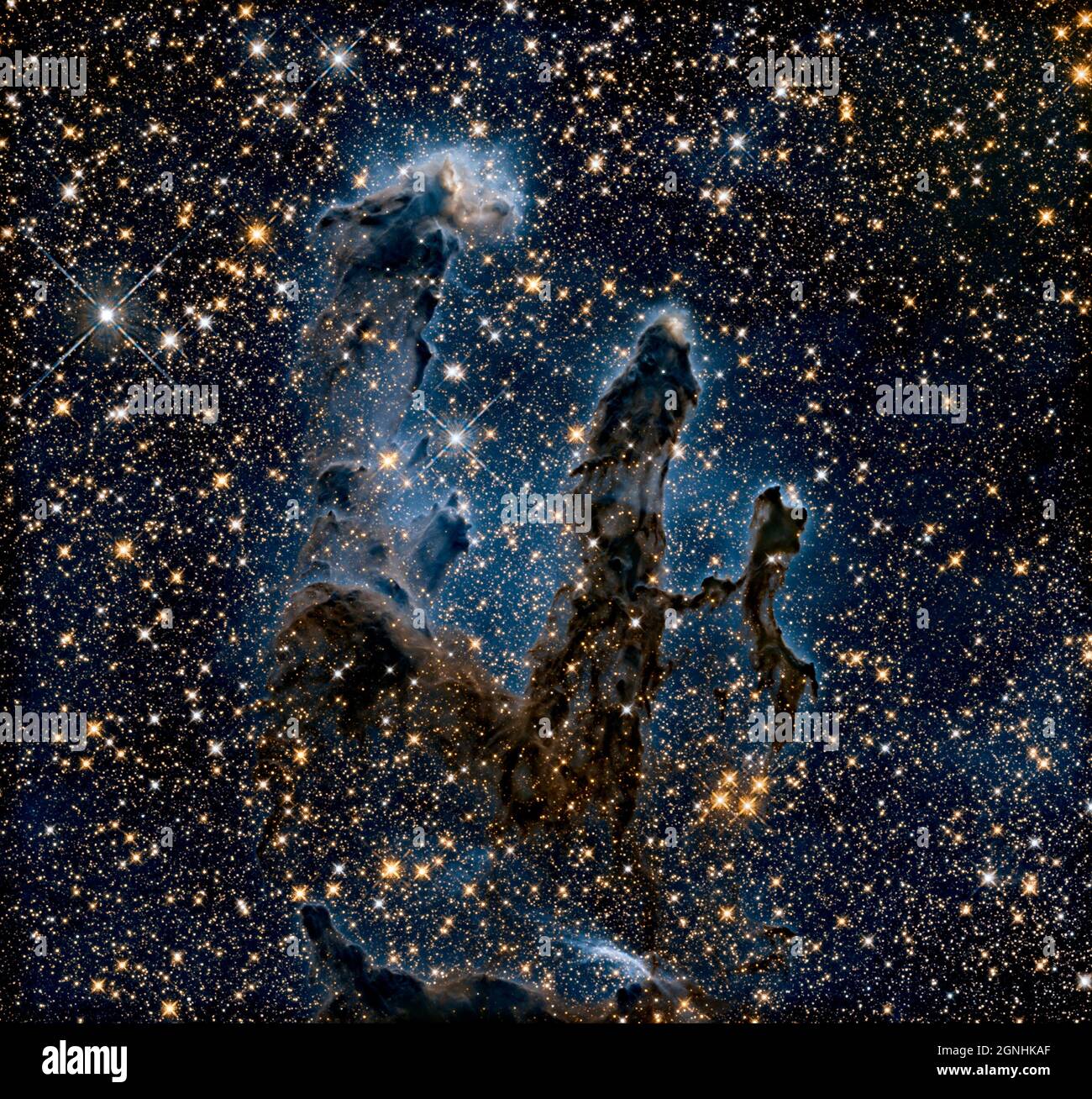 I famosi pilastri della creazione, una parte di una piccola regione dell'Eagle Nebula, una vasta regione che forma le stelle a 6,500 anni luce dalla Terra. Questa immagine è presa in infrarossi che può vedere attraverso la polvere e la nebulosity. . Fonte immagine NASA/ESA Hubble Space Telescope Foto Stock