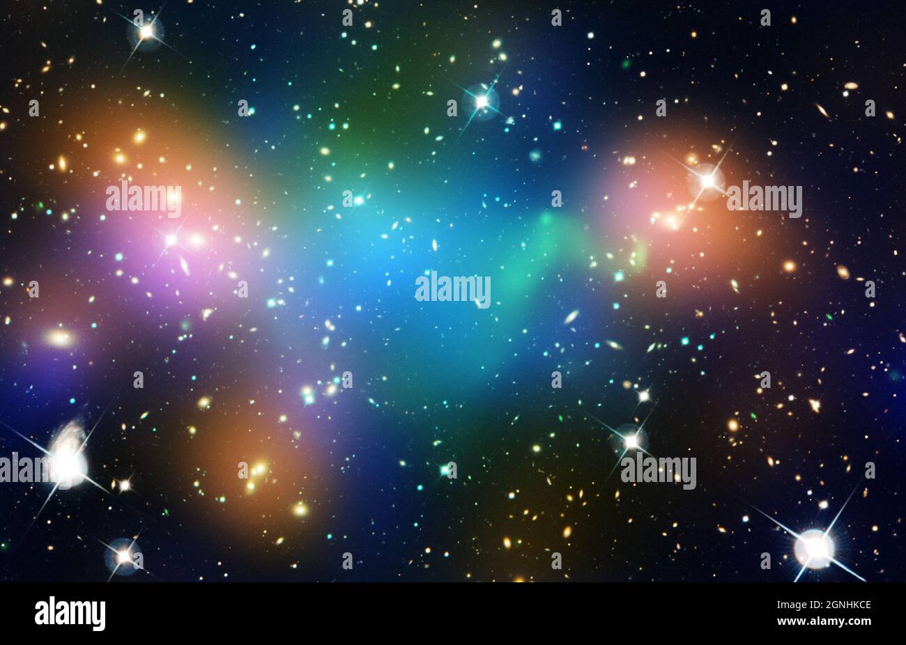 Starlight dalle galassie è di colore arancione. Le regioni di colore verde mostrano gas caldo, le aree di colore blu indicano la posizione della maggior parte della massa nel cluster, che è dominata dalla materia scura. . Fonte immagine NASA/ESA Hubble Space Telescope Foto Stock
