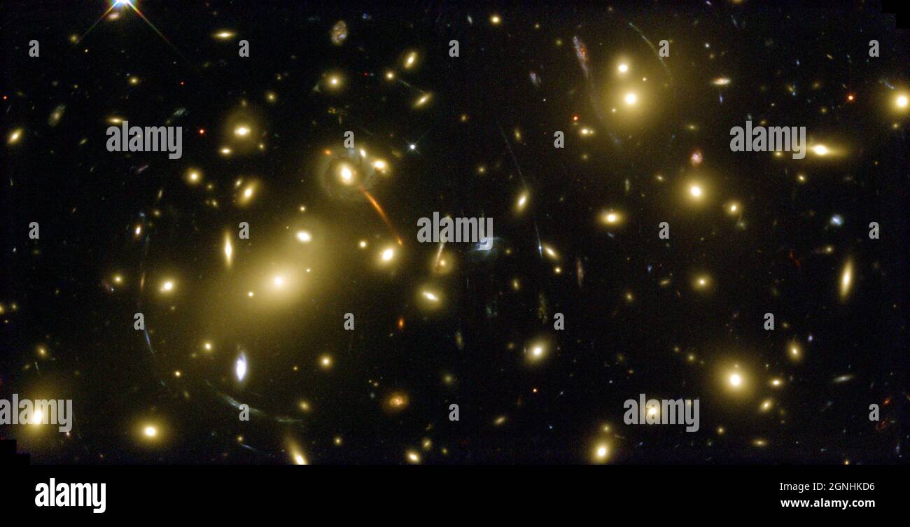 Un massiccio gruppo di galassie chiamato Abell 2218. Questo cluster si trova nella costellazione di Draco, ed è 2 miliardi di anni luce dalla Terra. Gli archi di luce sono la luce di galassie molto lontane messe a fuoco dall'enorme gravità del cluster, un effetto noto come lensing gravitazionale. . Fonte immagine NASA/ESA Hubble Space Telescope Foto Stock