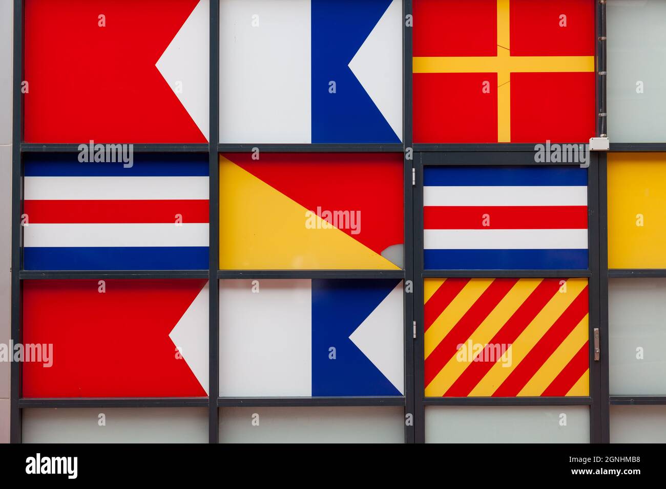 Le bandiere di segnalazione marittime internazionali sono diverse bandiere utilizzate per comunicare con le navi. Codice internazionale dei segnali. Una serie di flag può essere spiegata Foto Stock