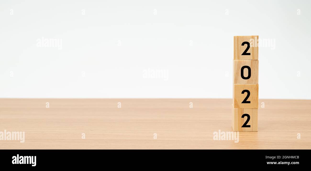 Cubetti di legno con il numero 2022 sulla parte superiore di un tavolo di legno con sfondo bianco Foto Stock Cubetti di legno con il numero 2022 sulla parte superiore di un tavolo di legno con sfondo bianco Foto Stock