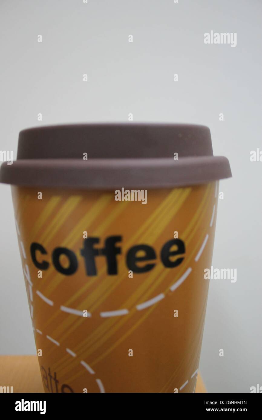 Prima di lavorare o mentre state leggendo il giornale del mattino con il suono della musica e seduti in natura Una tazza di caffè ogni mattina da Starbucks Foto Stock