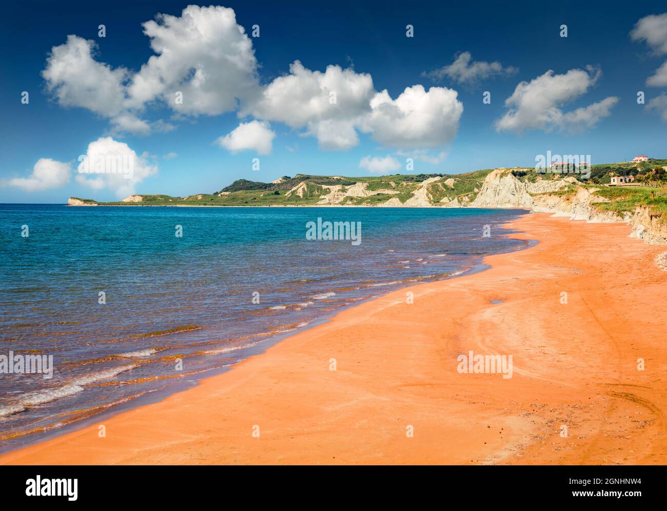 Splendida vista estiva della famosa spiaggia di Xi. Scena del mattino di sole dell'isola di Cefalonia, Grecia, Europa. Attraente mare di Ionio. Marcia concep Foto Stock