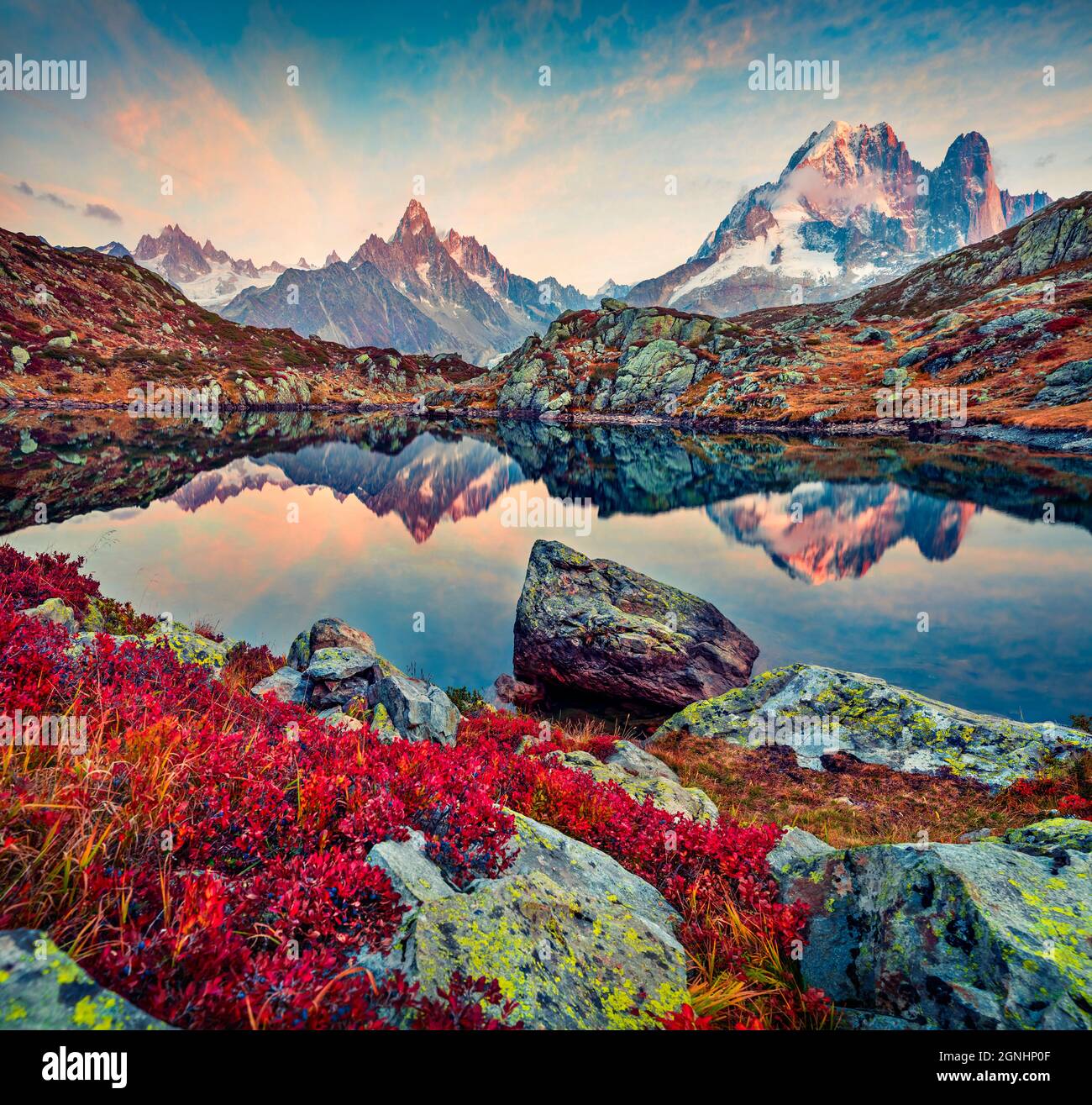 Incantevole vista autunnale del lago Cheserys/Lac De Cheserys, località Chamonix. Splendida scena all'aperto della riserva naturale Vallon de Berard, Alpi Graiane, Foto Stock