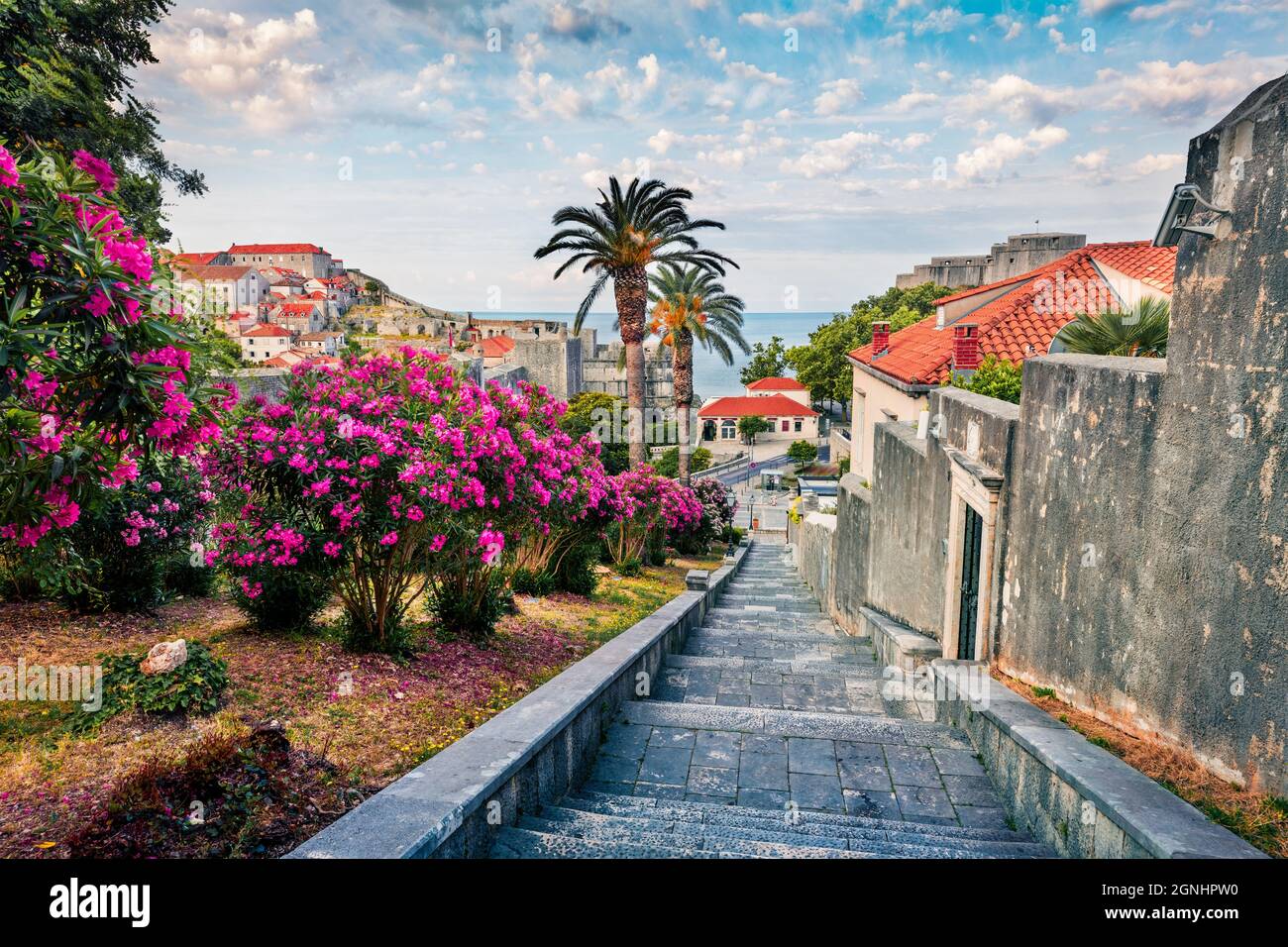 Colorata vista mattutina del famoso Fort Bokar nella città di Dubrovnik. Emozionante paesaggio urbano estivo della Croazia, Europa. Bellissimo mondo del Mediterraneo conto Foto Stock