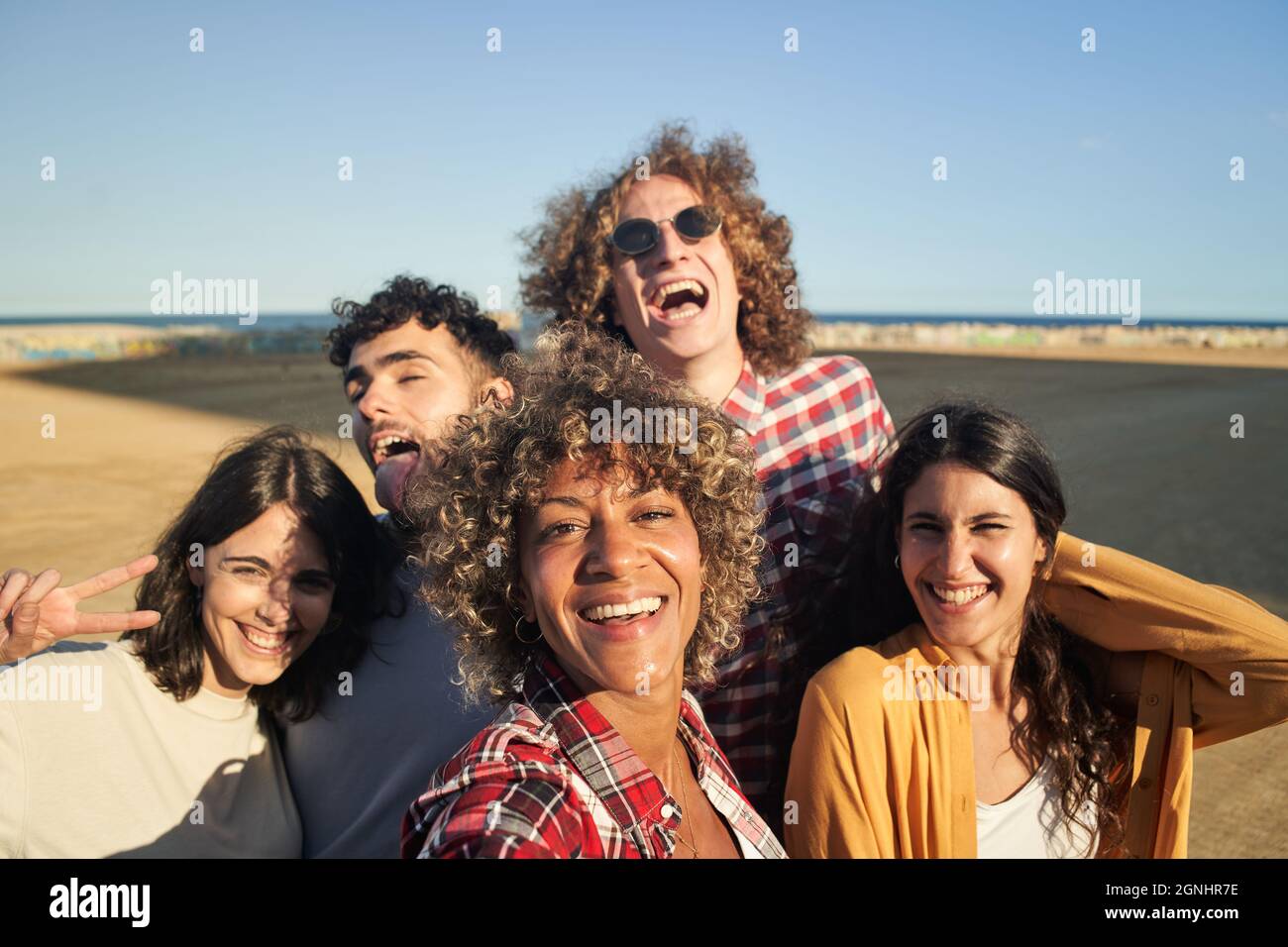 Gruppo multirazziale di giovani che prendono selfie e divertirsi. Foto Stock