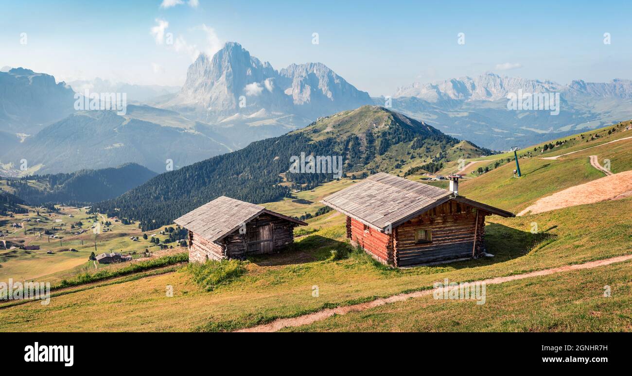 Soleggiata vista estiva del Sassolungo (Langkofel) nel Parco Nazionale Dolomiti, Alto Adige, Italia, Europa. Incredibile scena mattutina della Val Gardena, Dol Foto Stock
