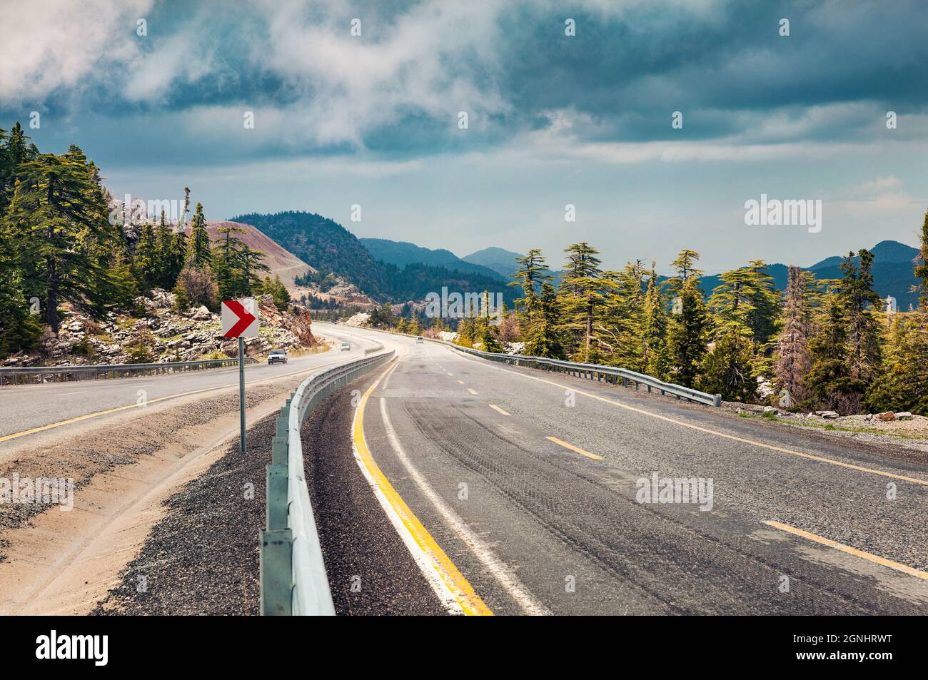 Strada asfaltata vuota con cielo nuvoloso. Bella scena all'aperto della Turchia, Asia. Concetto di viaggio background. Foto Stock