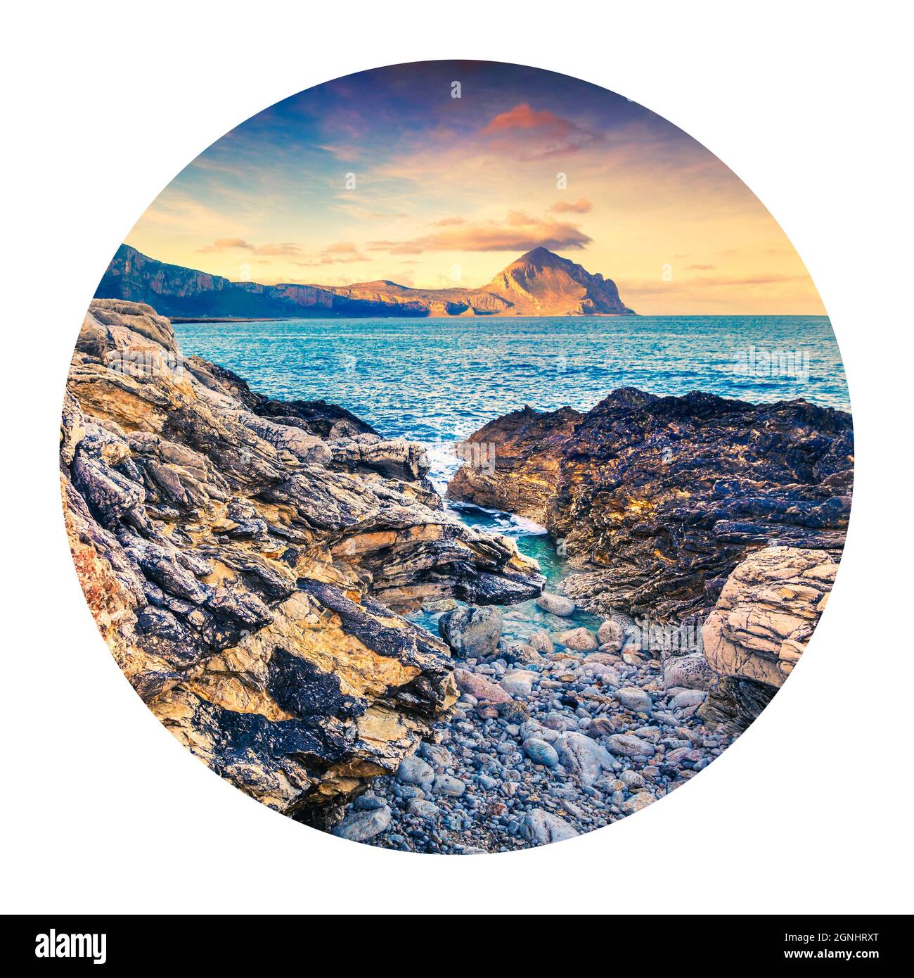 Icona rotonda della natura con paesaggio. Colorato scenario estivo della riserva naturale Monte Cofano, località San Vito. Alba sul mare Mediterraneo, Sicilia, IT Foto Stock
