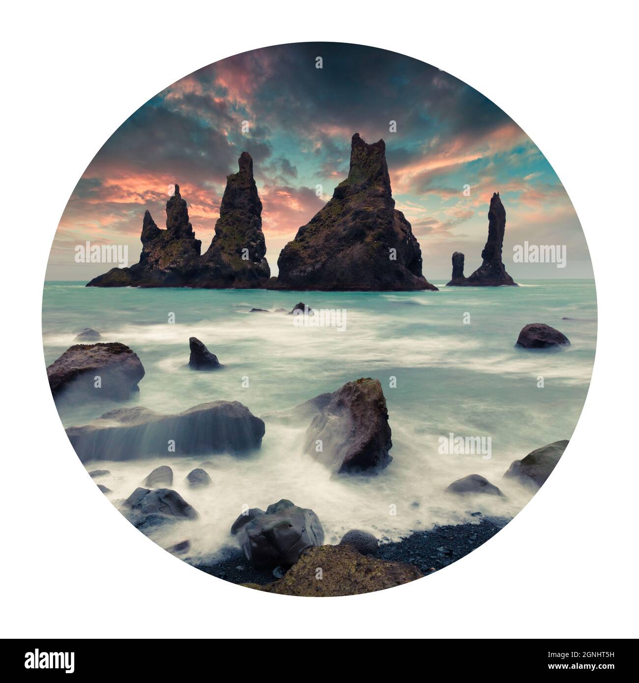 Icona rotonda della natura con paesaggio. Drammatico mare estivo di scogliere Reynisdrangar nell'oceano Atlantico, Islanda, località Vic villaggio, Europa. PH Foto Stock