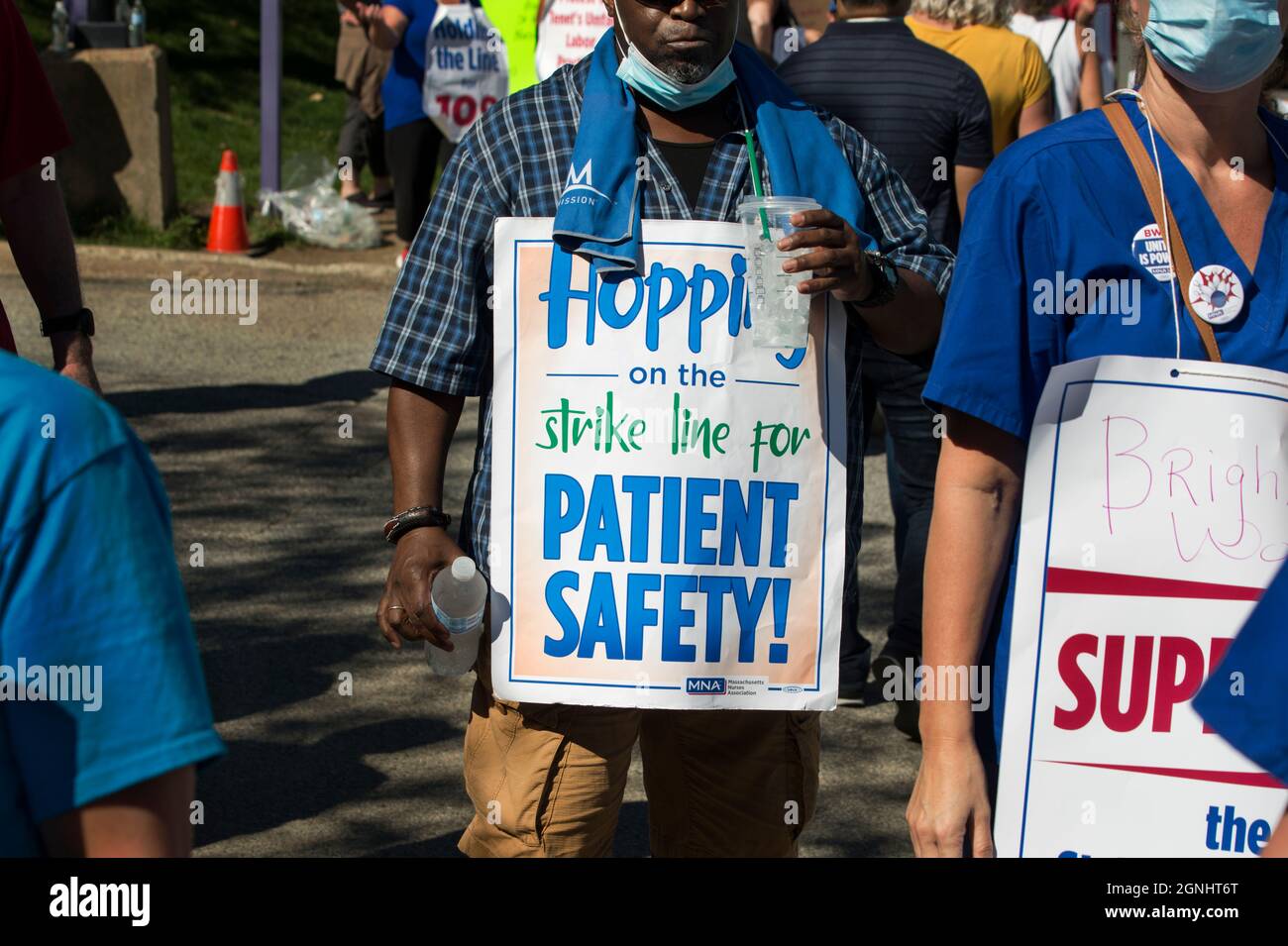 Worcester, Massachusetts, Stati Uniti. 25 Settembre 2021. Giorno 202 dello sciopero delle infermiere presso l'Ospedale di Saint Vincent. Lo sciopero degli infermieri rappresentato dalla Massachusetts Nurses Association è stato chiamato a richiedere migliori rapporti tra infermiere e paziente. Le foto mostrano il ritiro delle infermiere all'ingresso principale dell'ospedale. Credit: Chuck Nacke / Alamy Live News Foto Stock