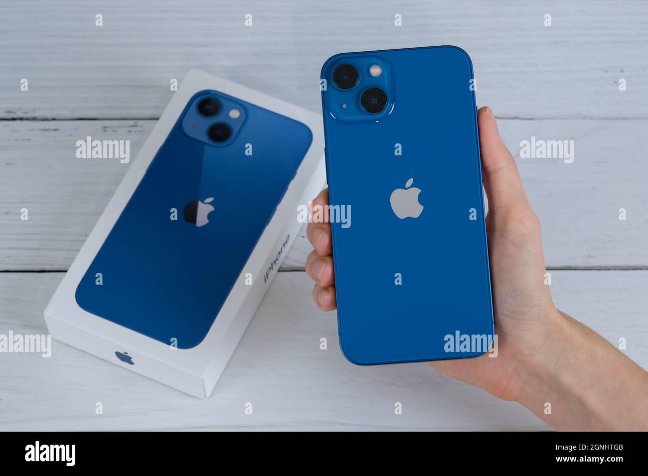 IPhone 13 in blu Foto stock - Alamy