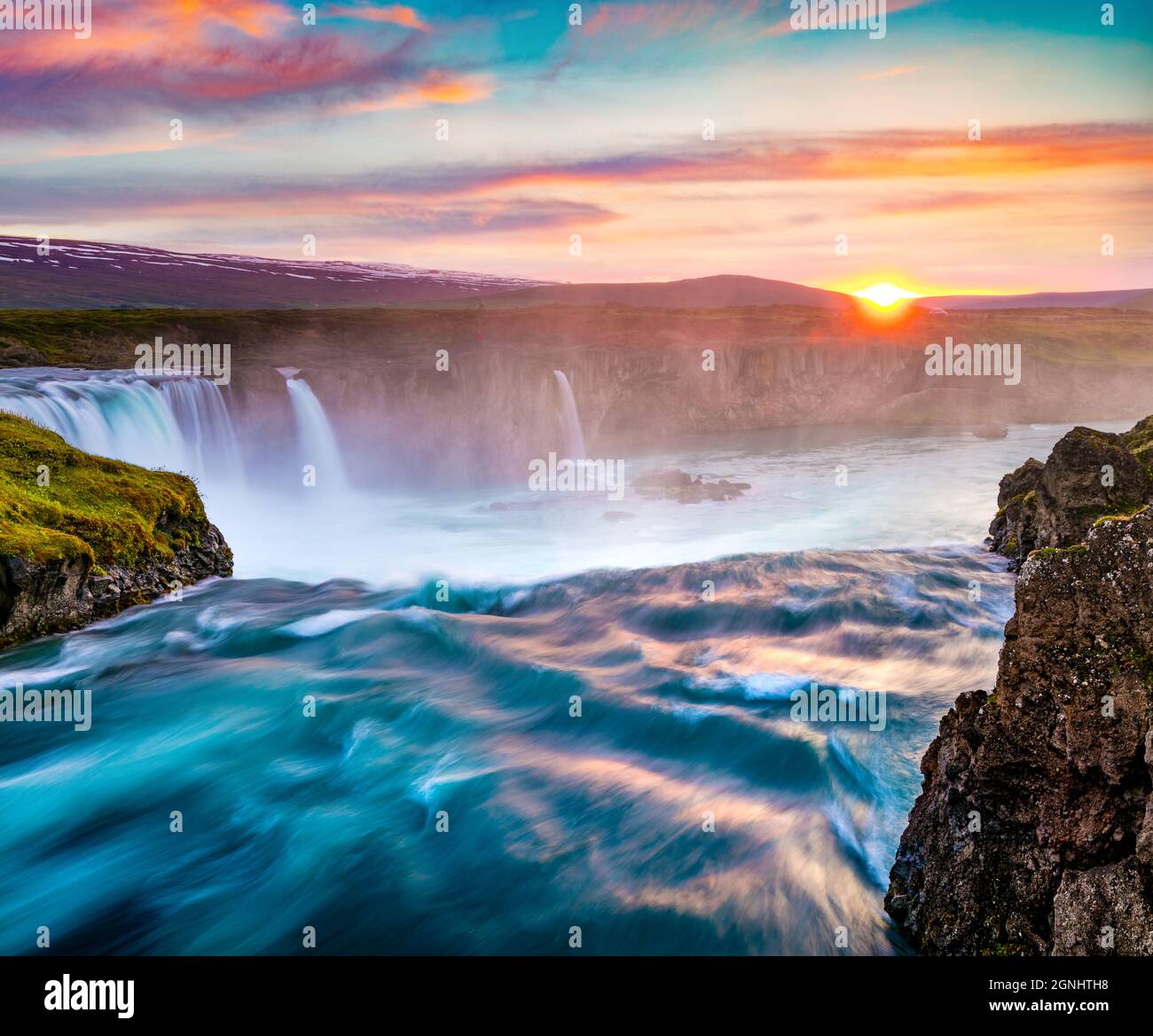 Splendida alba estiva sulle cascate Godafoss. Impressionante scena mattutina del fiume Skjalfandafljot, Islanda, Europa. Bellezza della natura concetto sfondo. Foto Stock