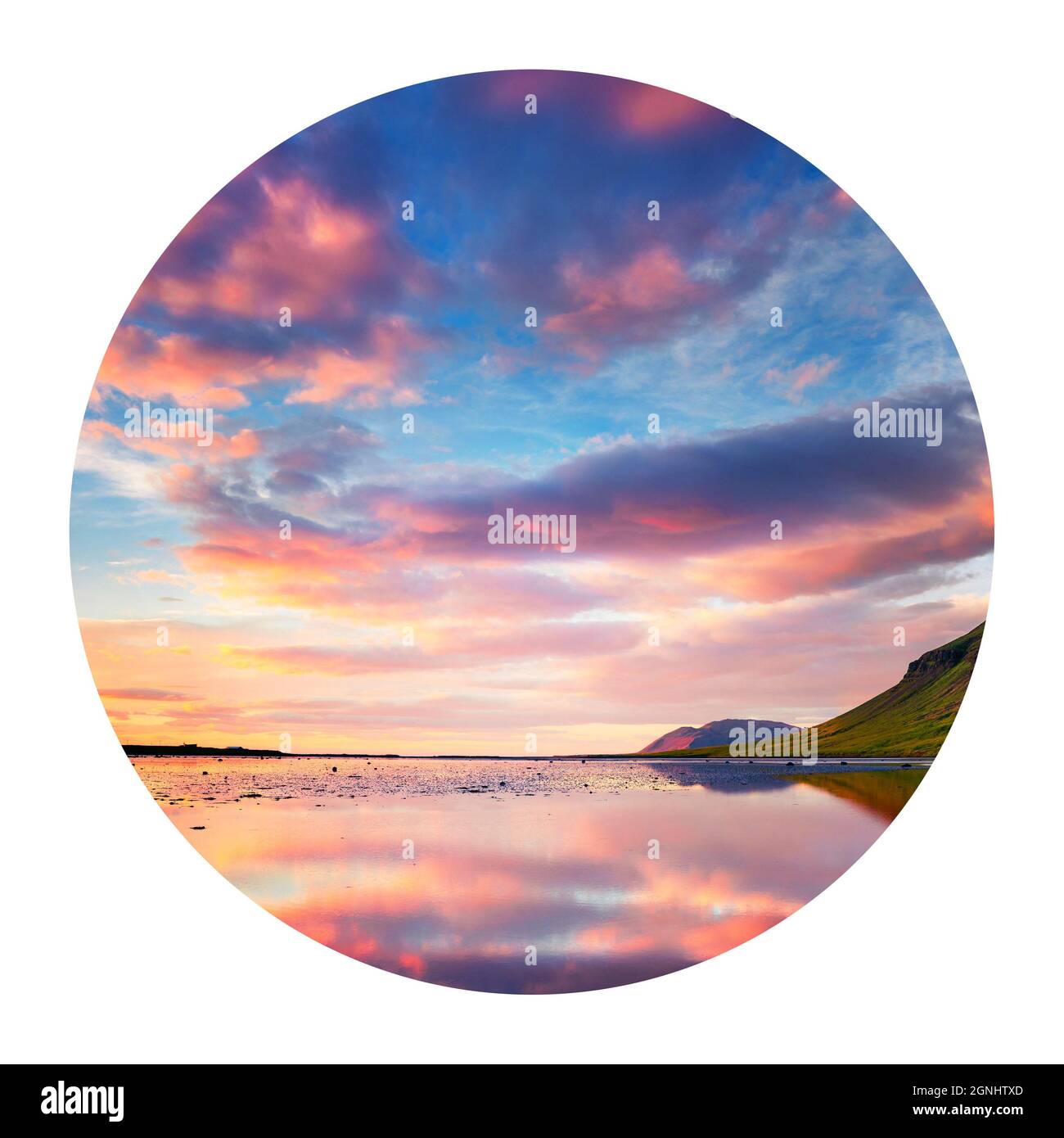 Icona rotonda della natura con paesaggio. Colorato tramonto estivo nella città di Grundarfjordur. Scena serale sulla penisola di Snaefellsnes, Islanda, Europa. Punto Foto Stock