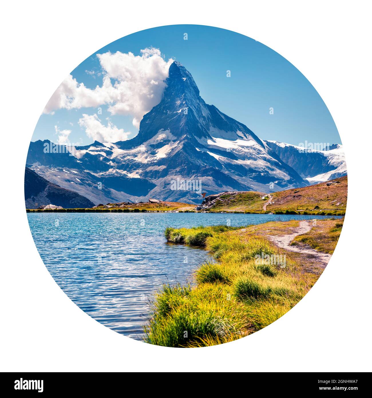 Icona rotonda della natura con paesaggio. Colorata vista estiva del lago Stellisee. Grande scena all'aperto con Matterhorn Peal. Alpi Svizzere, Zermatt location, S. Foto Stock
