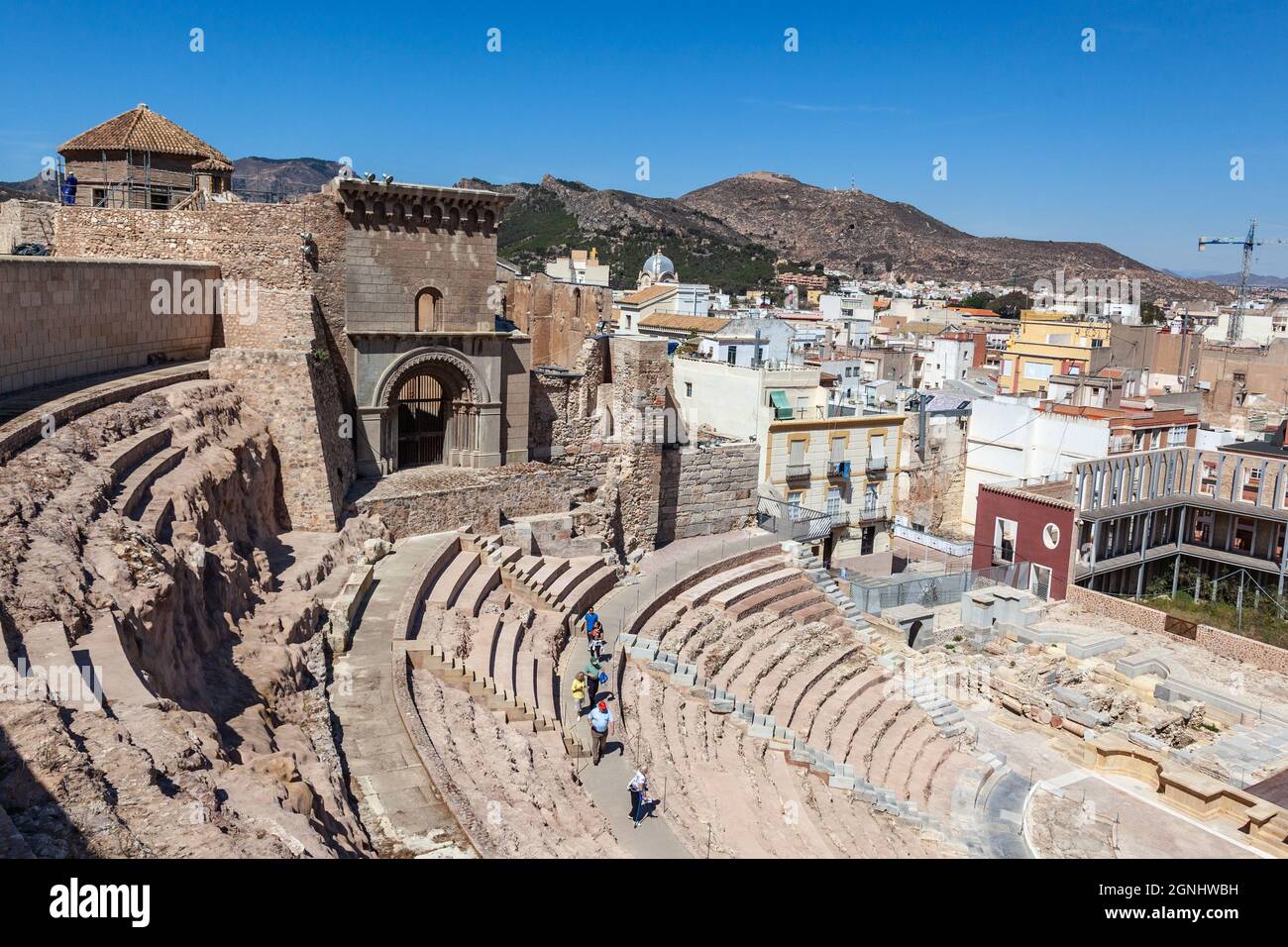 Costruito tra il V e il i secolo a.C., il teatro di Cartagena è un perfetto esempio di architettura romana. Il teatro rimase nascosto per molti c. Foto Stock